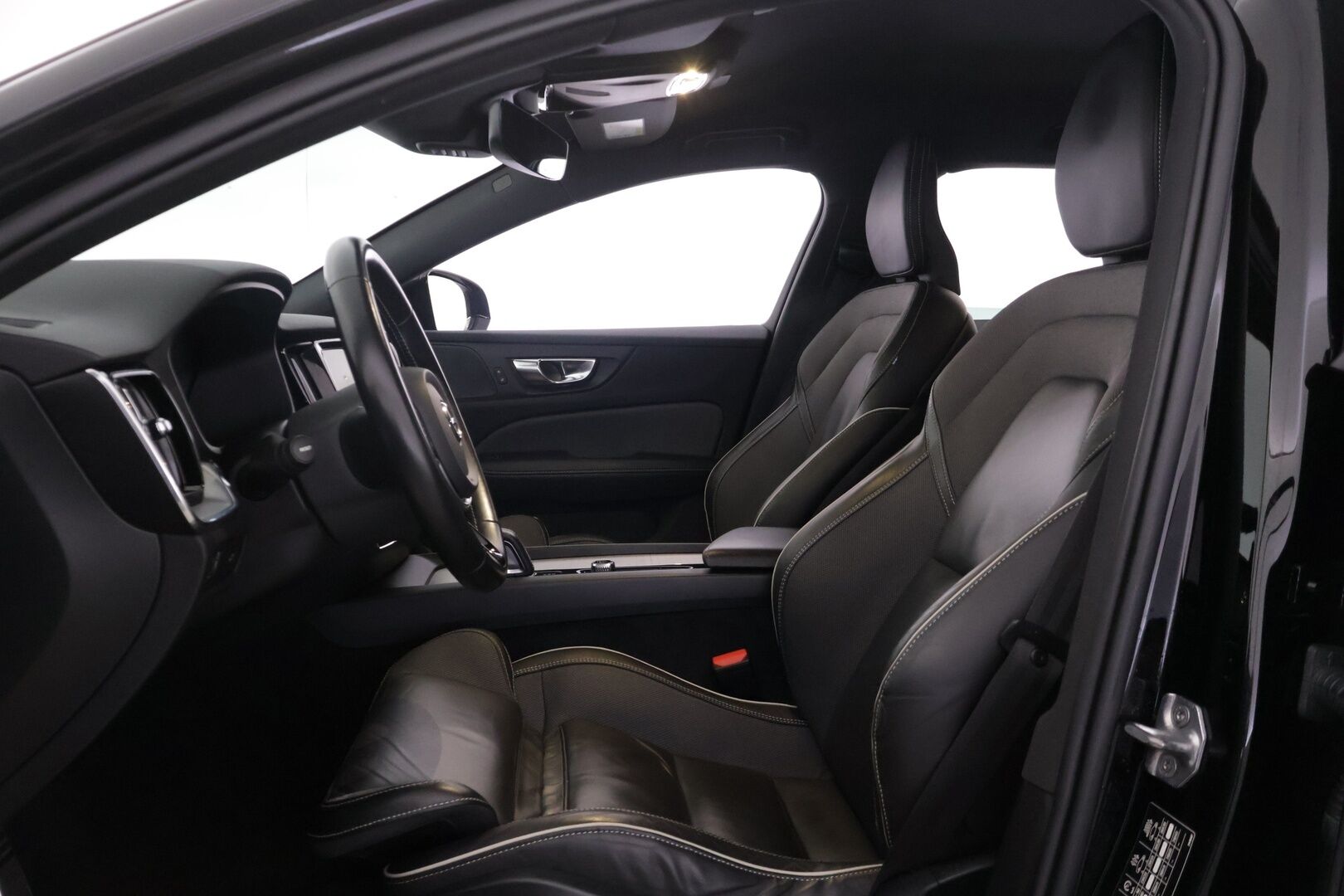 Volvo V60 2021 B4 D-MHEV Business R-Design aut - Adapt.vakkari | Webasto | Harman&Kardon | Vetokoukku | P.kamera | Suomi-auto | Jakohihna&vaihteistoöljyt vaihdettu 2026