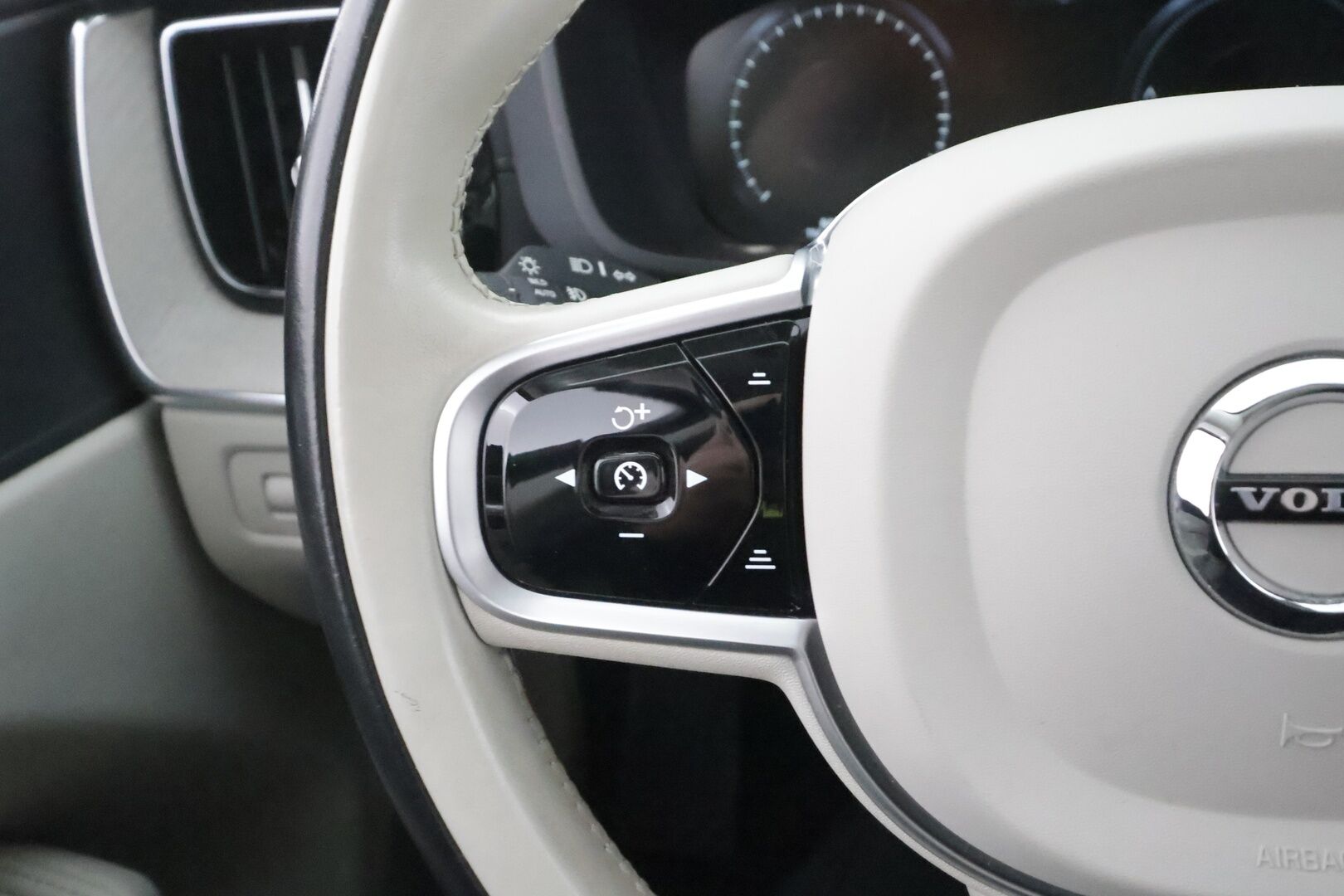 Volvo XC60 2021 T6 TwE AWD Business Inscription aut. - | Pilot assist | Webasto | Koukku | Full-LED | Muistipenkki | Panorama | P.Kamera | Sporttinahat | Keyless | Apple&Android | 1.Om Suomi-auto | Kahdet Renkaat | Merkkihuollettu |