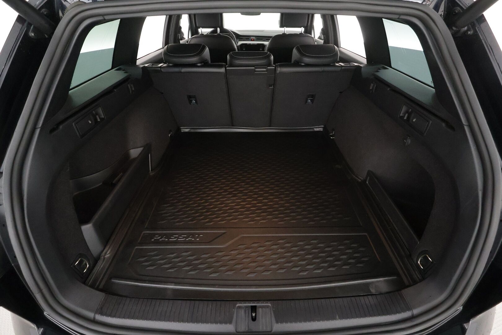 Volkswagen Passat 2021 Variant R-Line 2,0 TDI EVO SCR 110 kW DSG * Webasto / ACC / Matrix-LED / P.Kamera / Nahkaverhoilu / Navi / Kaistavahti * - Suomi-auto / Kahdet renkaat - Osta nyt, maksa vasta ensi vuonna