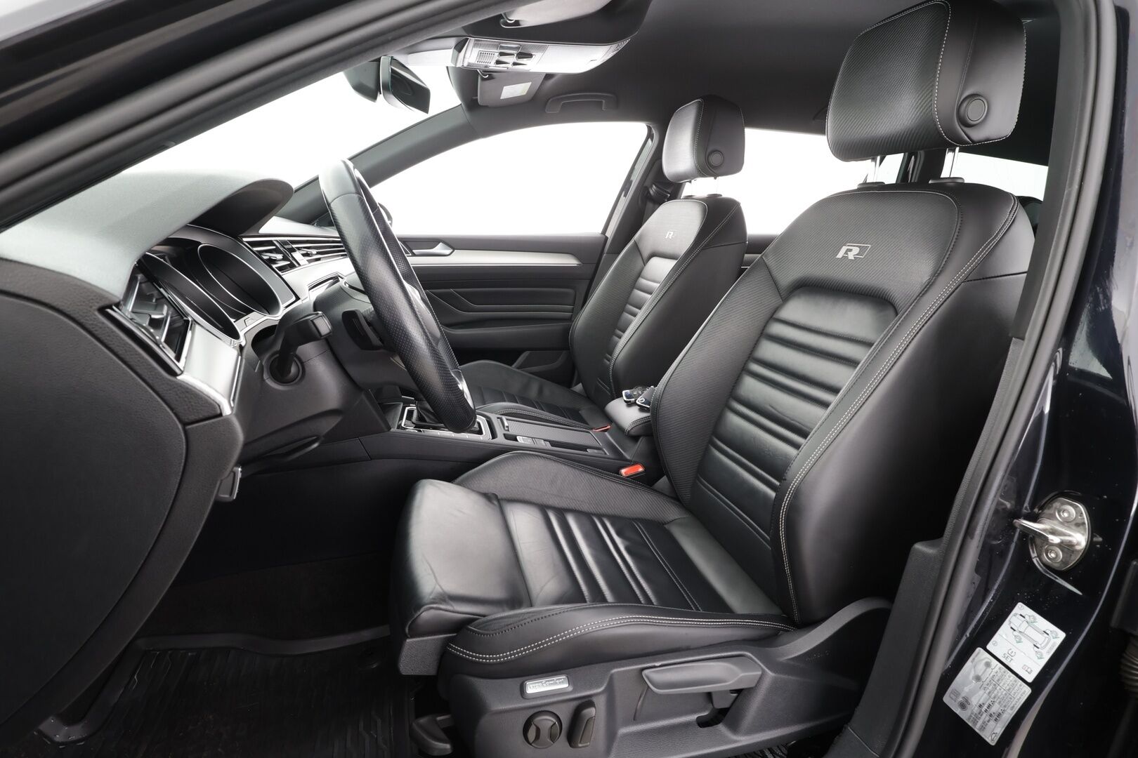 Volkswagen Passat 2021 Variant R-Line 2,0 TDI EVO SCR 110 kW DSG * Webasto / ACC / Matrix-LED / P.Kamera / Nahkaverhoilu / Navi / Kaistavahti * - Suomi-auto / Kahdet renkaat - Osta nyt, maksa vasta ensi vuonna