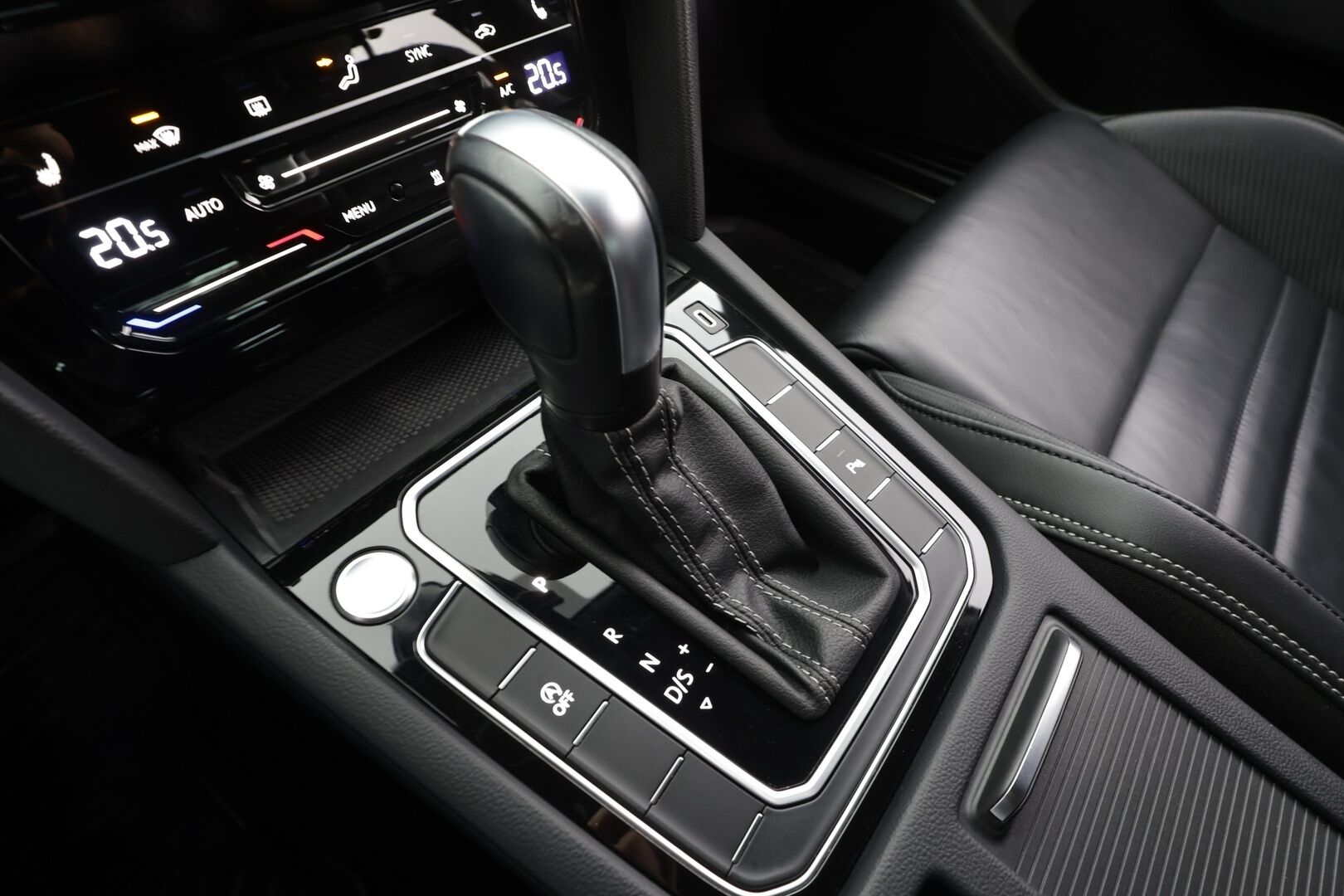 Volkswagen Passat 2021 Variant R-Line 2,0 TDI EVO SCR 110 kW DSG * Webasto / ACC / Matrix-LED / P.Kamera / Nahkaverhoilu / Navi / Kaistavahti * - Suomi-auto / Kahdet renkaat - Osta nyt, maksa vasta ensi vuonna