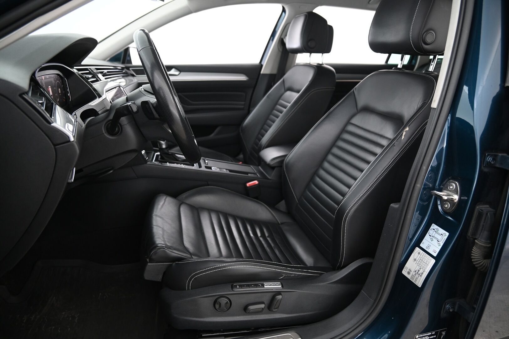 Volkswagen Passat 2021 Variant GTE Plug-In Hybrid 160 kW DSG * Digimittaristo / ACC / ergoComfort muistipaikalla / Webasto / P.kamera / Sähkökontti * - Merkkihuolettu Passat hierovalla kuskin penkillä!