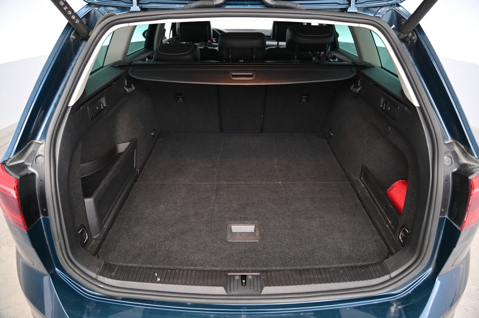 Volkswagen Passat 2021 Variant GTE Plug-In Hybrid 160 kW DSG * Digimittaristo / ACC / ergoComfort muistipaikalla / Webasto / P.kamera / Sähkökontti * - Merkkihuolettu Passat hierovalla kuskin penkillä!