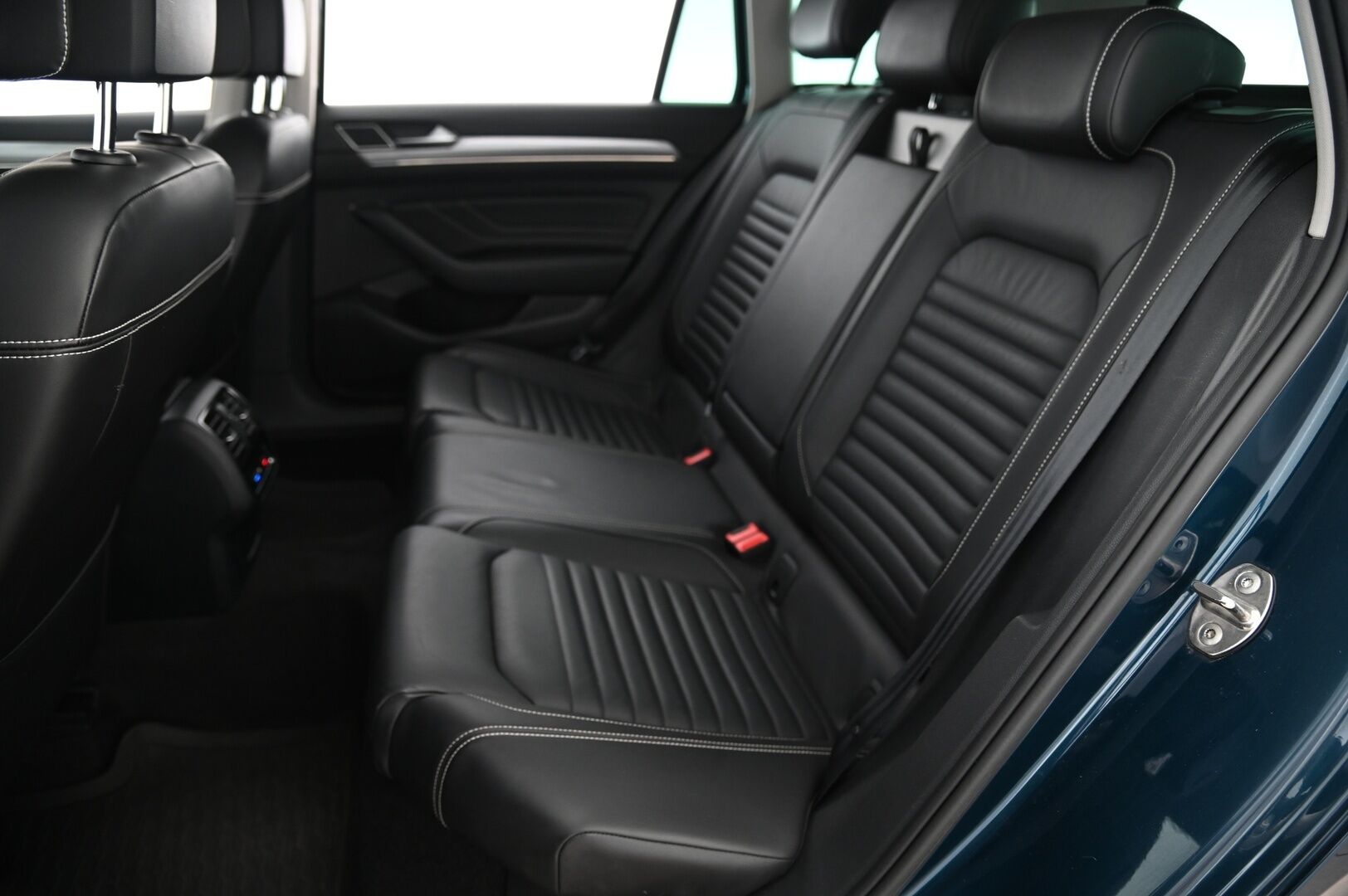 Volkswagen Passat 2021 Variant GTE Plug-In Hybrid 160 kW DSG * Digimittaristo / ACC / ergoComfort muistipaikalla / Webasto / P.kamera / Sähkökontti * - Merkkihuolettu Passat hierovalla kuskin penkillä!