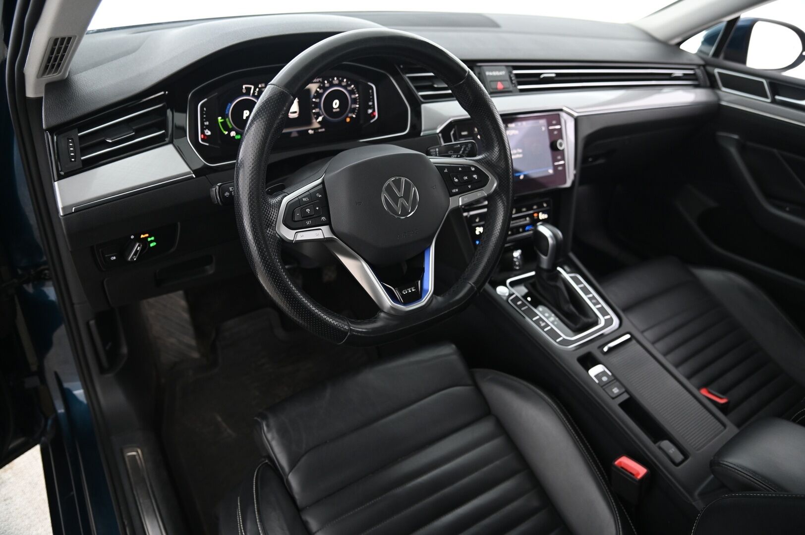 Volkswagen Passat 2021 Variant GTE Plug-In Hybrid 160 kW DSG * Digimittaristo / ACC / ergoComfort muistipaikalla / Webasto / P.kamera / Sähkökontti * - Merkkihuolettu Passat hierovalla kuskin penkillä!