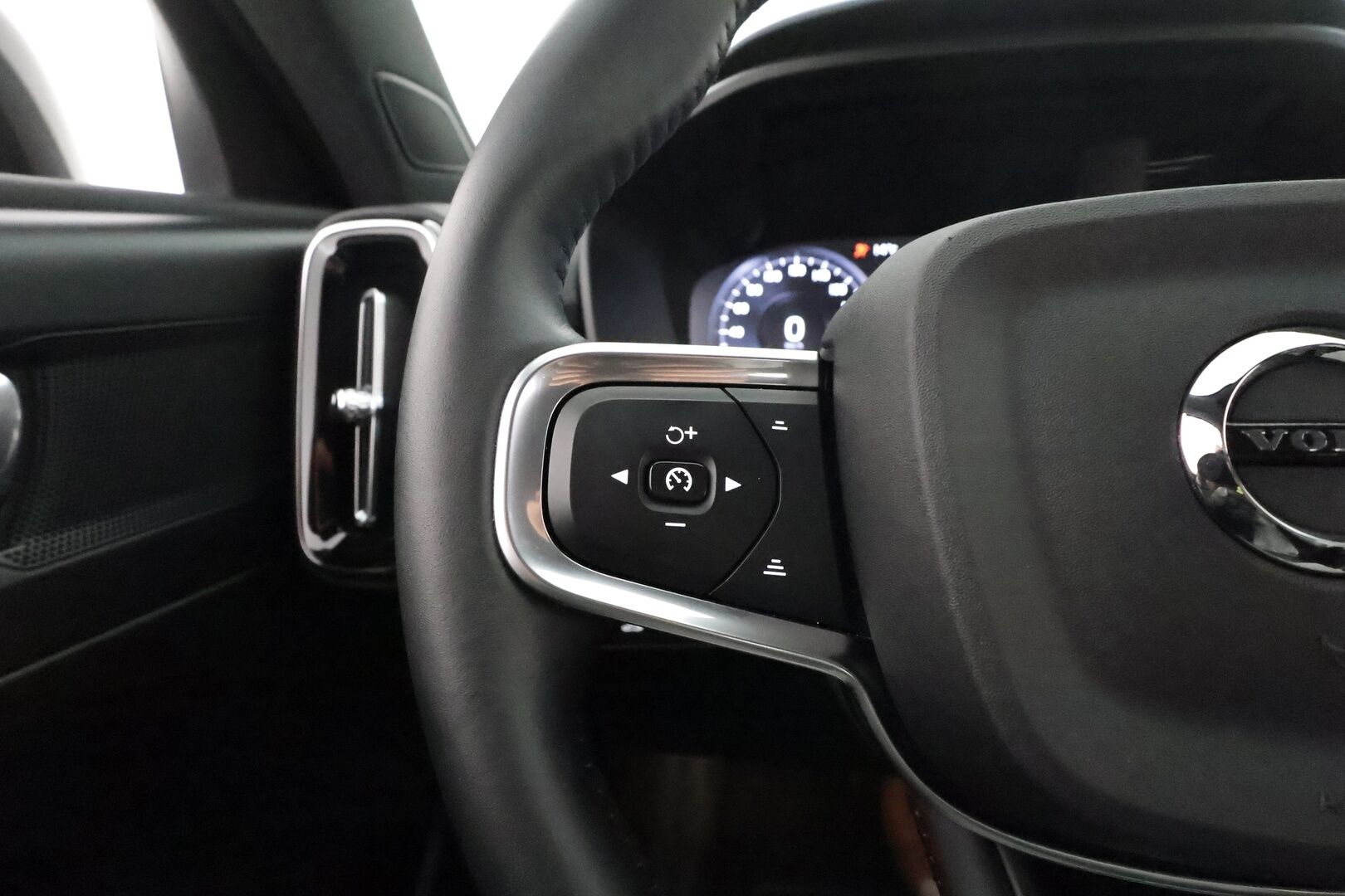 Volvo XC40 2021 T4 TwE Business Inscription Expression aut - 3,99 % KORKOTARJOUS TÄHÄN AUTOON - 1Om Suomiauto / Webasto / Adapt.Vakkari / Peruutuskamera / Merkkihuollot / Adapt.LED / Sähköluukku!