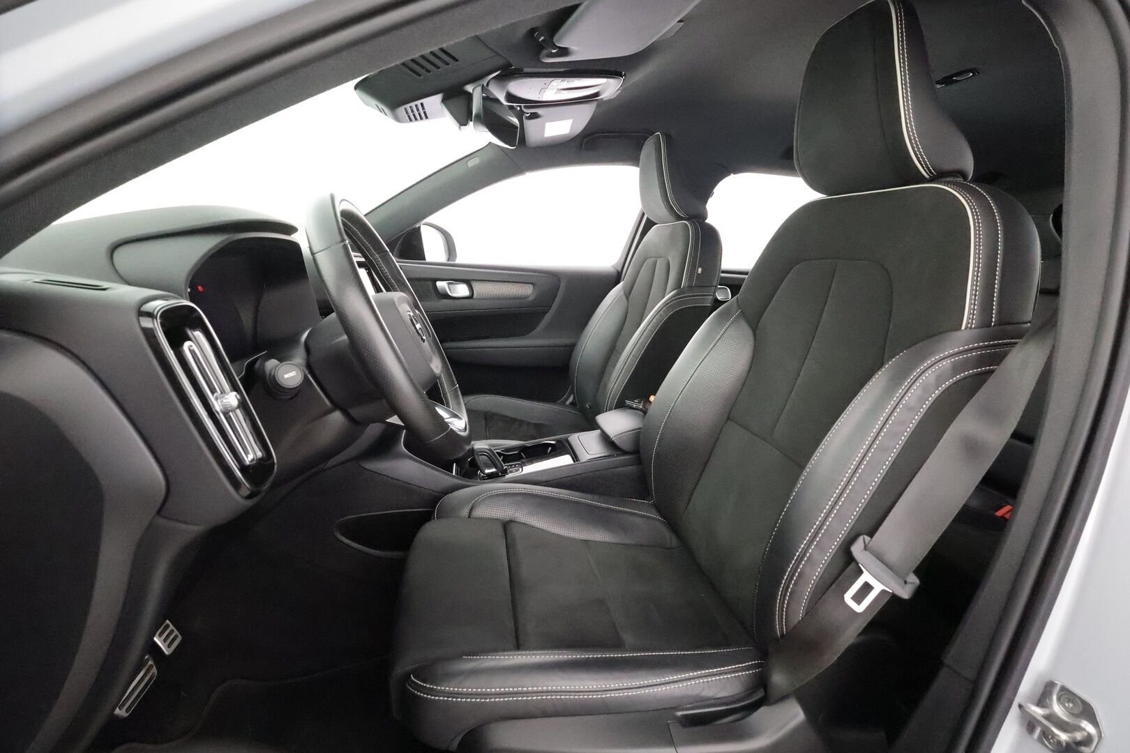 Volvo XC40 2021 P8 AWD Business R-Design aut - | ACC | ILP | Koukku | Muistipenkki | Nahka-alcantara | P.kamera | Sporttipenkit sähköllä | Pilot Assist | BLIS | 1-om suomiauto | Merkkihuollot |