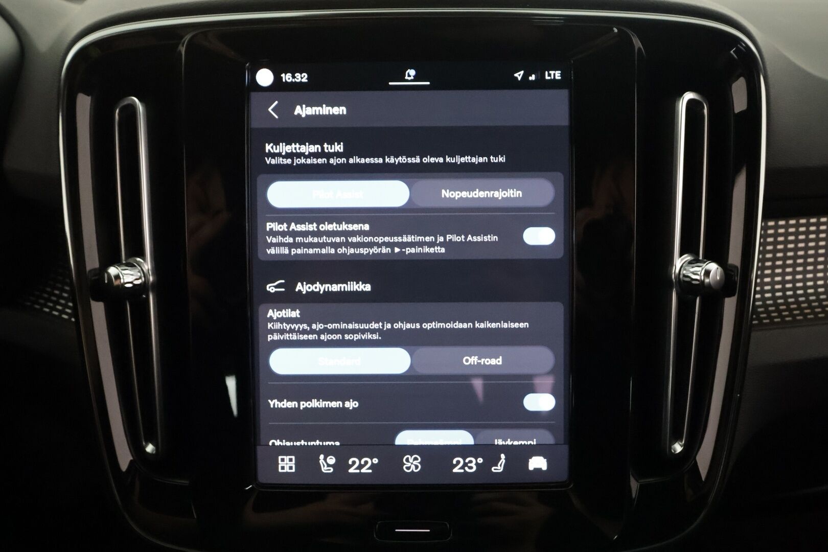Volvo XC40 2021 P8 AWD Business R-Design aut - | ACC | ILP | Koukku | Muistipenkki | Nahka-alcantara | P.kamera | Sporttipenkit sähköllä | Pilot Assist | BLIS | 1-om suomiauto | Merkkihuollot |