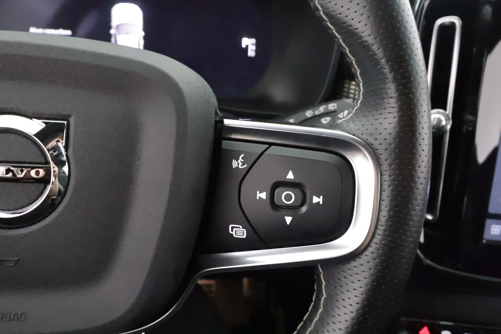 Volvo XC40 2021 P8 AWD Business R-Design aut - | ACC | ILP | Koukku | Muistipenkki | Nahka-alcantara | P.kamera | Sporttipenkit sähköllä | Pilot Assist | BLIS | 1-om suomiauto | Merkkihuollot |