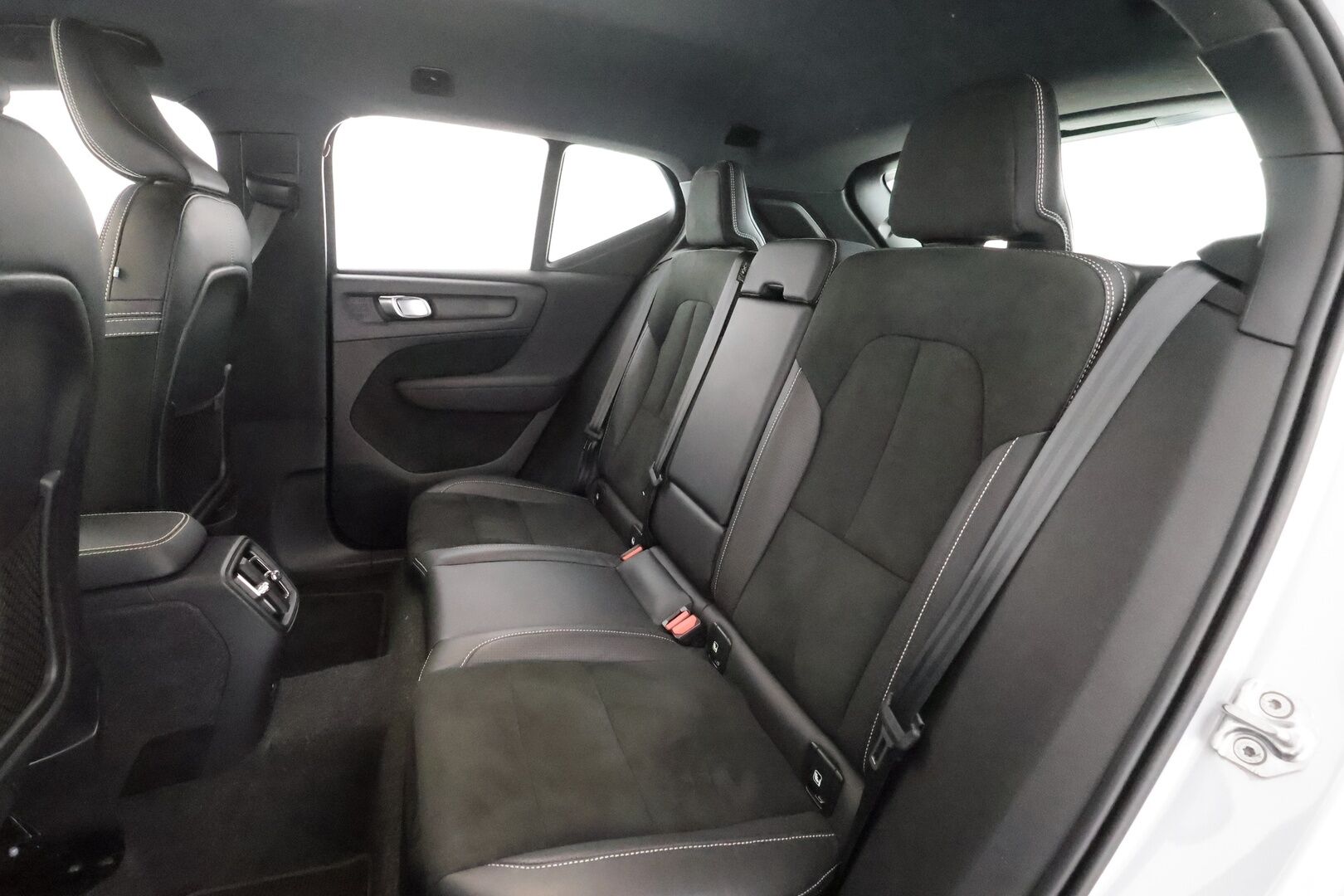 Volvo XC40 2021 P8 AWD Business R-Design aut - | ACC | ILP | Koukku | Muistipenkki | Nahka-alcantara | P.kamera | Sporttipenkit sähköllä | Pilot Assist | BLIS | 1-om suomiauto | Merkkihuollot |