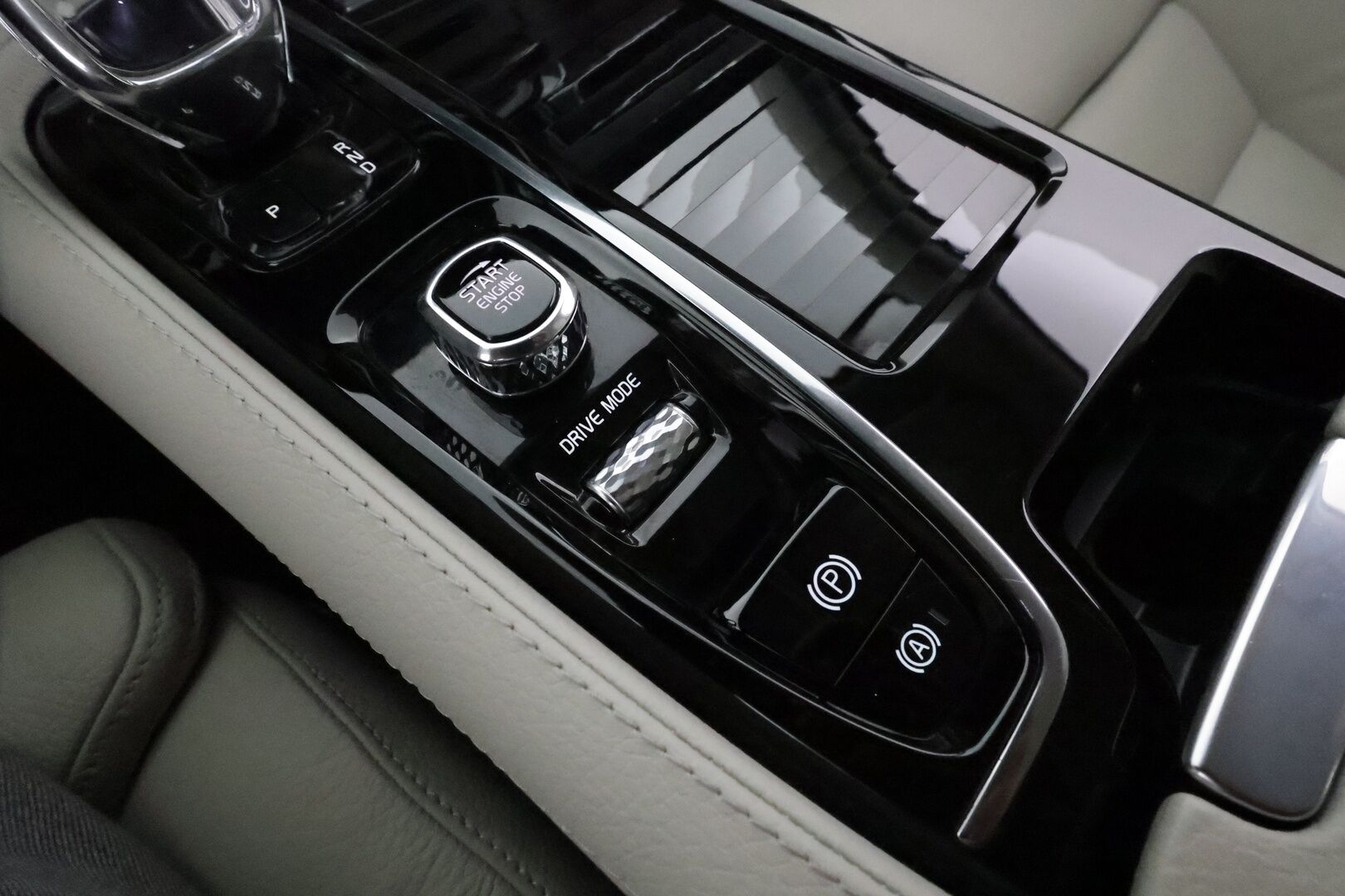 Volvo V90 2021 T8 TwE AWD Business Inscription aut **Adapt.vakkari / Muistipenkit / Webasto / Navi / Full LED / Vaaleat nahat** - FACELIFT / 1.Om Suomi-auto / Kahdet renkaat aluvanteilla / Merkkihuollettu / P.kamera / Penkinlämmittimet takana / Ratinlämmitin