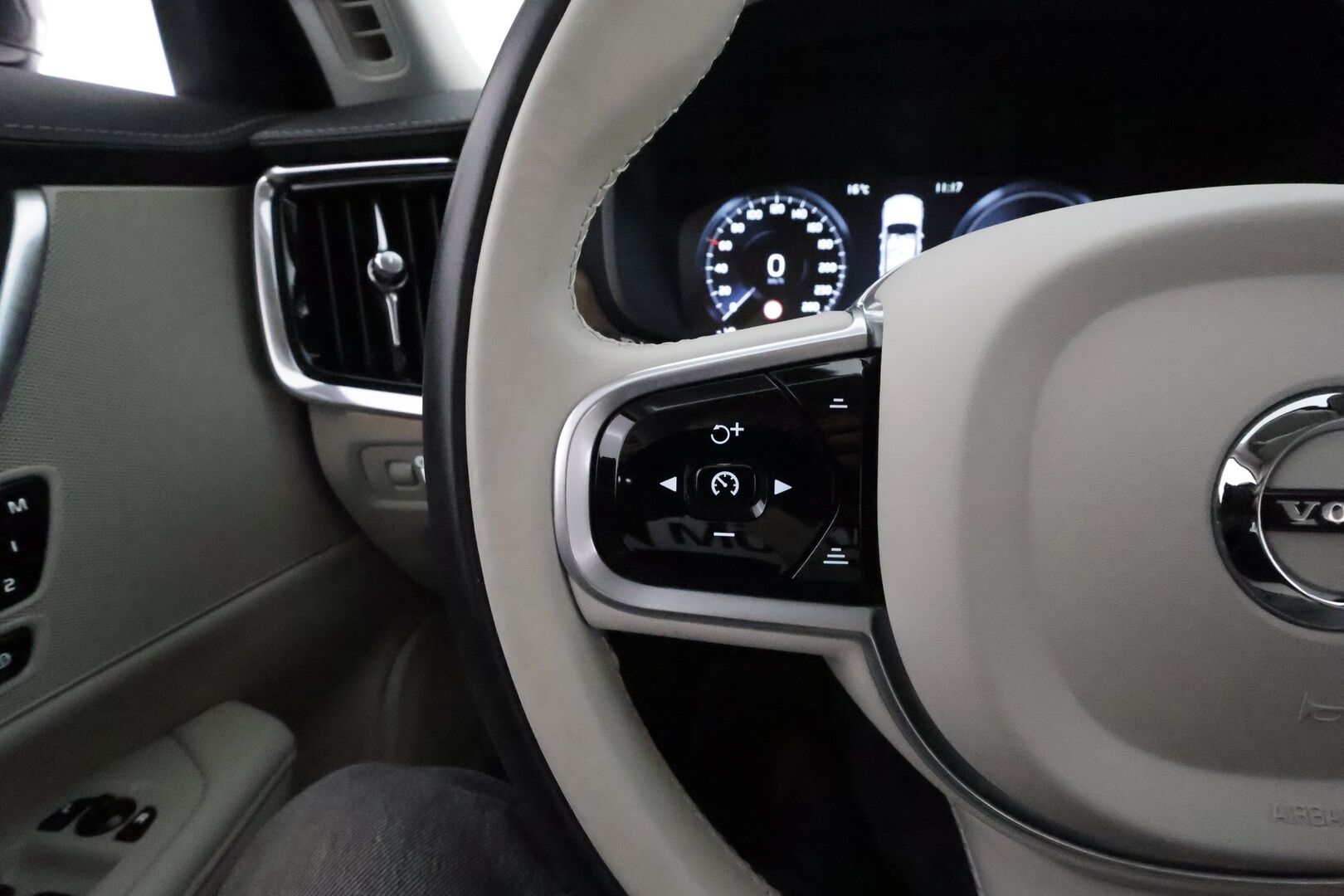 Volvo V90 2021 T8 TwE AWD Business Inscription aut **Adapt.vakkari / Muistipenkit / Webasto / Navi / Full LED / Vaaleat nahat** - FACELIFT / 1.Om Suomi-auto / Kahdet renkaat aluvanteilla / Merkkihuollettu / P.kamera / Penkinlämmittimet takana / Ratinlämmitin