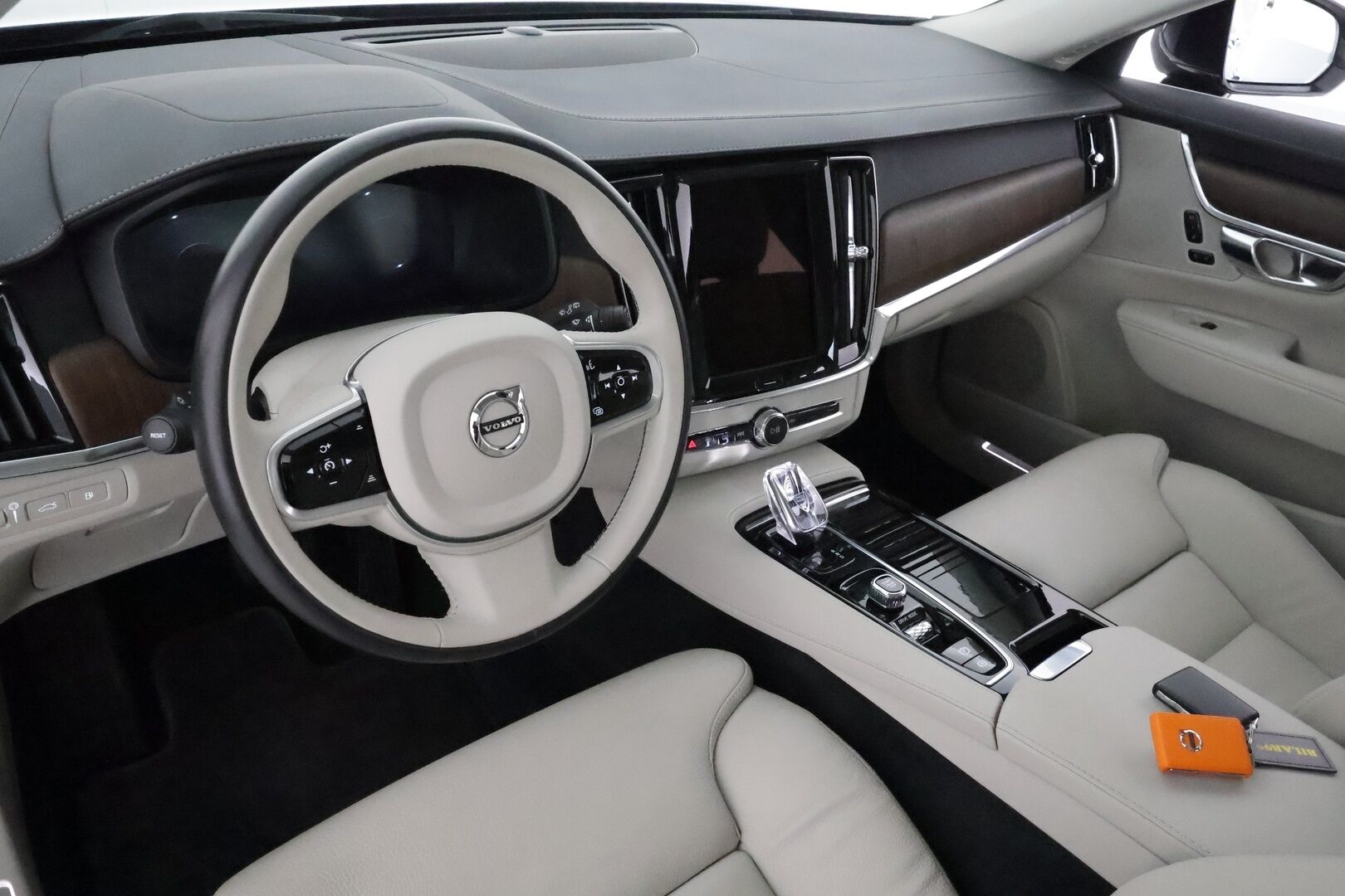 Volvo V90 2021 T8 TwE AWD Business Inscription aut **Adapt.vakkari / Muistipenkit / Webasto / Navi / Full LED / Vaaleat nahat** - FACELIFT / 1.Om Suomi-auto / Kahdet renkaat aluvanteilla / Merkkihuollettu / P.kamera / Penkinlämmittimet takana / Ratinlämmitin