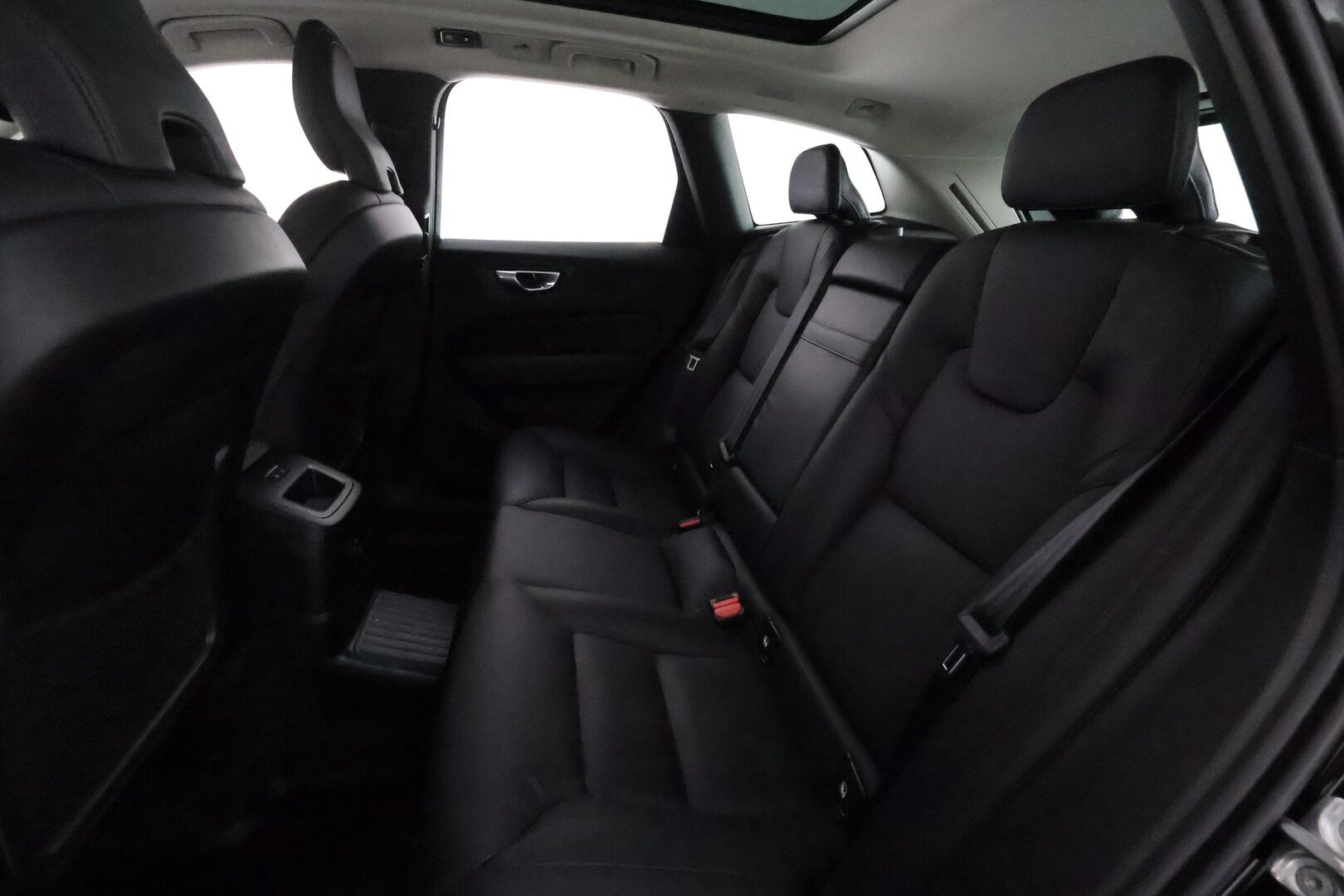 Volvo XC60 2021 T6 TwE AWD Business Inscription **Panorama / Muistipenkki / Koukku / Adapt.vakkari / P.kamera / Full LED** - 3,99 % KORKOTARJOUS TÄHÄN AUTOON - 1.om Suomi-auto / Merkkihuollettu / Kahdet renkaat aluvanteilla / Mustat nahkapenkit
