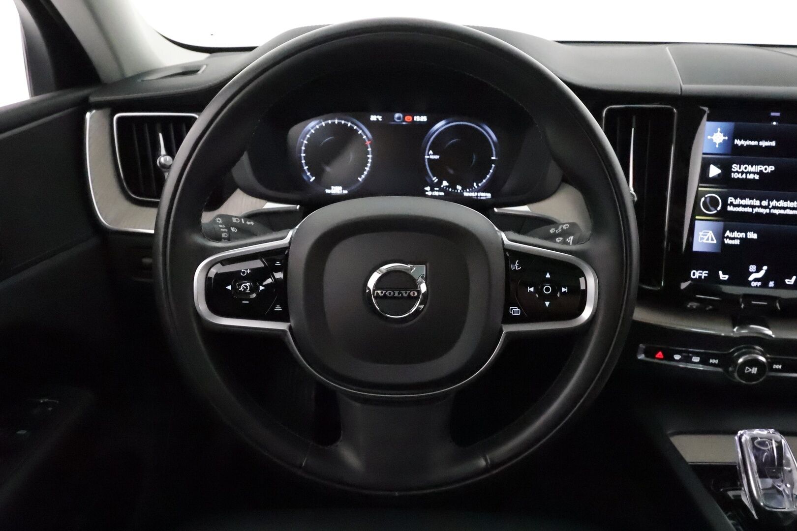 Volvo XC60 2021 T6 TwE AWD Business Inscription **Panorama / Muistipenkki / Koukku / Adapt.vakkari / P.kamera / Full LED** - 3,99 % KORKOTARJOUS TÄHÄN AUTOON - 1.om Suomi-auto / Merkkihuollettu / Kahdet renkaat aluvanteilla / Mustat nahkapenkit