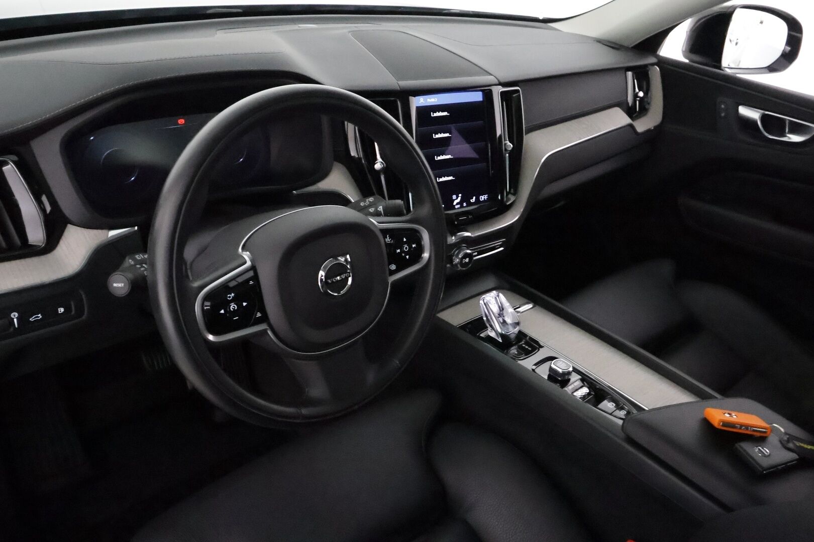 Volvo XC60 2021 T6 TwE AWD Business Inscription **Panorama / Muistipenkki / Koukku / Adapt.vakkari / P.kamera / Full LED** - 3,99 % KORKOTARJOUS TÄHÄN AUTOON - 1.om Suomi-auto / Merkkihuollettu / Kahdet renkaat aluvanteilla / Mustat nahkapenkit
