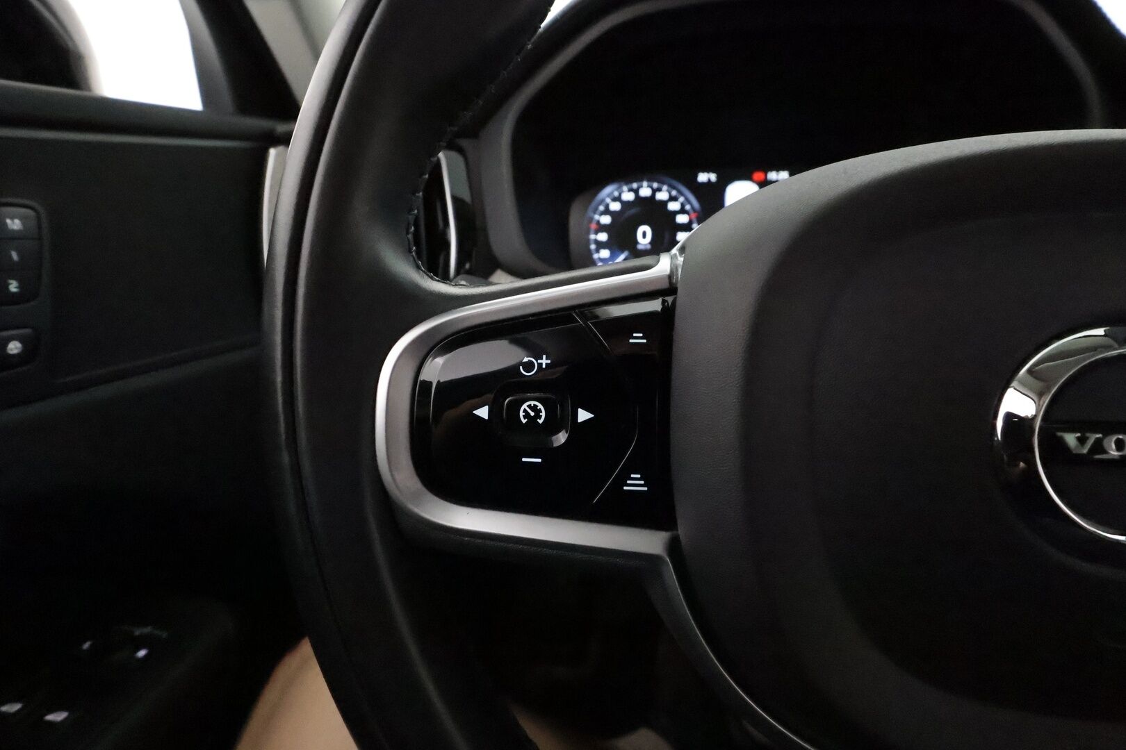 Volvo XC60 2021 T6 TwE AWD Business Inscription **Panorama / Muistipenkki / Koukku / Adapt.vakkari / P.kamera / Full LED** - 3,99 % KORKOTARJOUS TÄHÄN AUTOON - 1.om Suomi-auto / Merkkihuollettu / Kahdet renkaat aluvanteilla / Mustat nahkapenkit