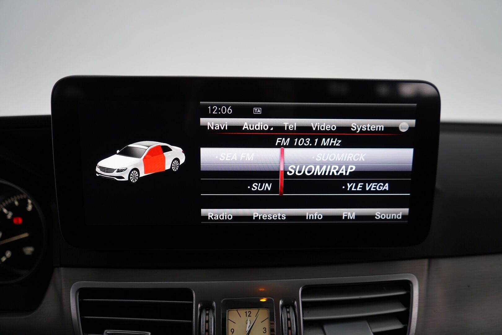 Mercedes-Benz E 2014 300 BlueTec T A - KATSO HINTA! | Vakionopeudensäädin | Tutkat | Apple&Android | Sähkökontti | Todella siisti | 2 x vanteet | Juuri katsastettu
