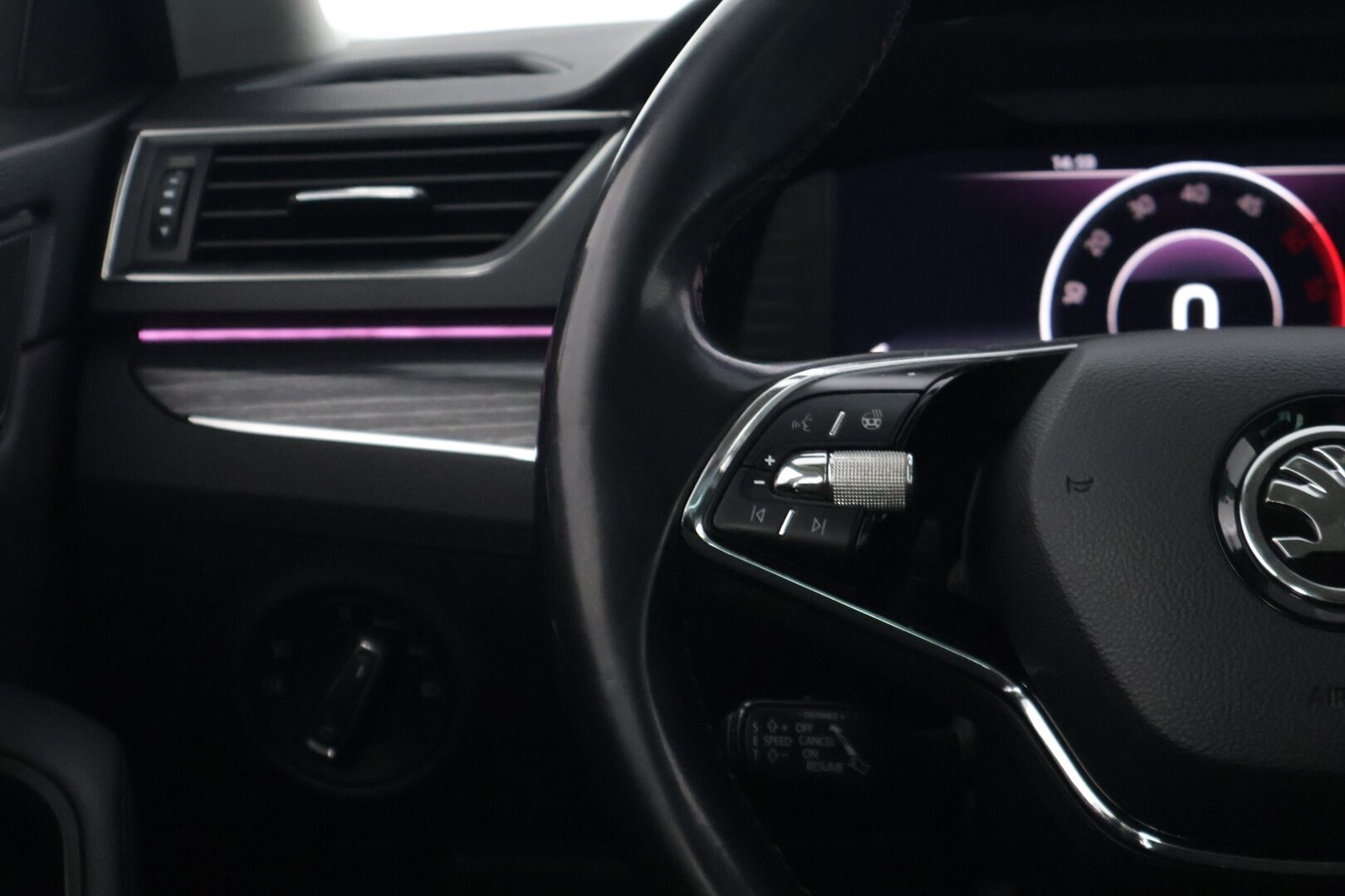 Skoda Superb 2021 Combi 2,0 TDI 150 Style *ACC / Webasto / Canton / Digimittaristo / KeylessGo / Muistipenkki / Matrix LED* - Suomi-auto / Vetokoukku / Kahdet renkaat alumiinivanteilla!