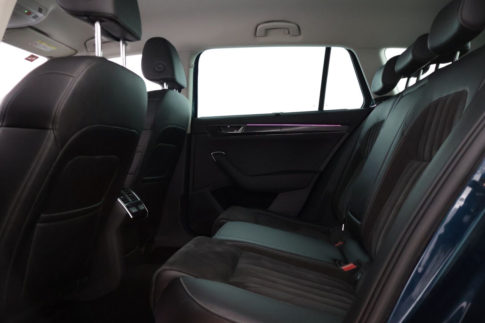 Skoda Superb 2021 Combi 2,0 TDI 150 Style *ACC / Webasto / Canton / Digimittaristo / KeylessGo / Muistipenkki / Matrix LED* - Suomi-auto / Vetokoukku / Kahdet renkaat alumiinivanteilla!