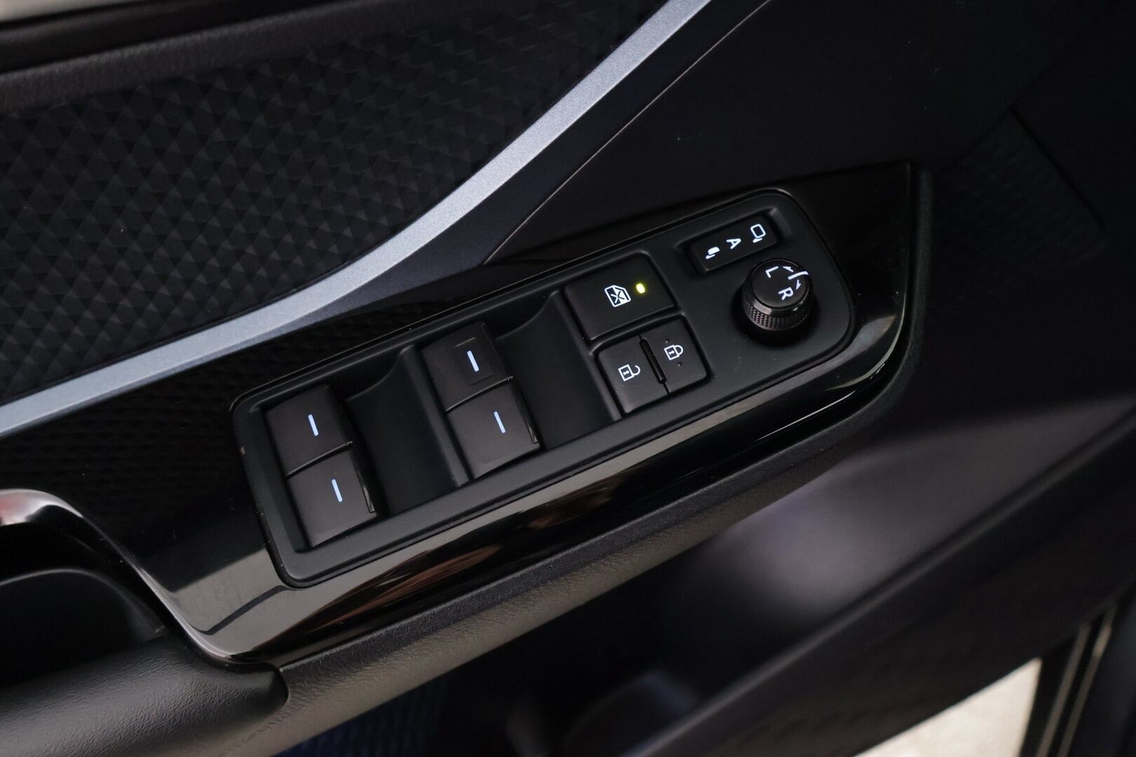 Toyota C-HR 2021 1,8 Hybrid Intense Edition - ACC | BLIS | Kaistallapitoavustin | Navi | P-kamera | LED | Lämpöratti | Lohko ja sisäpuhallin
