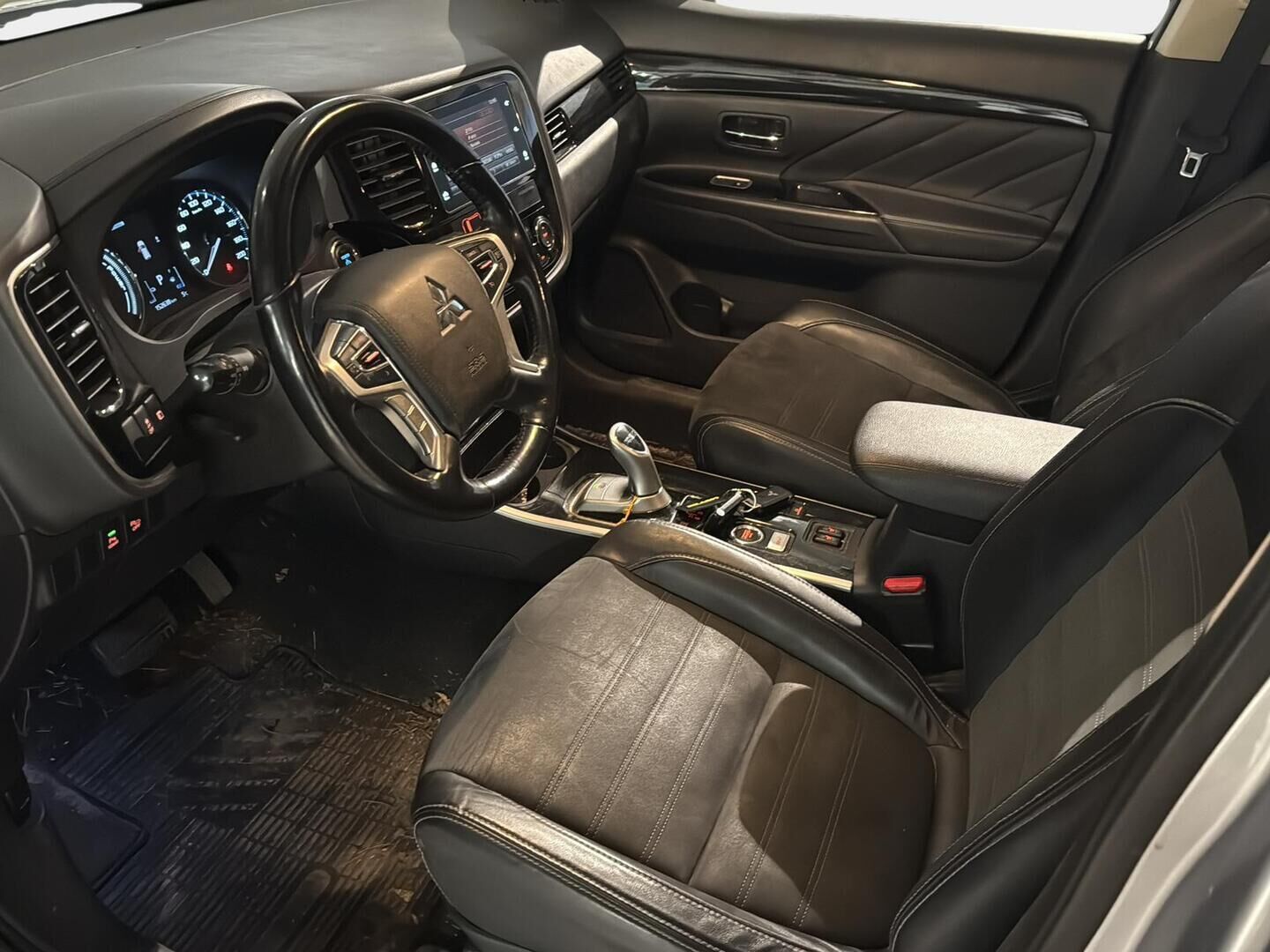 Mitsubishi OUTLANDER PHEV 2017 4WD 5P Intense Plus Business *Vetokoukku / Keyless Go / Vakkari / Nahka-alcantara* - 2X Hyvät renkaat / 2X Latauskaapelit / Juuri huollettu!