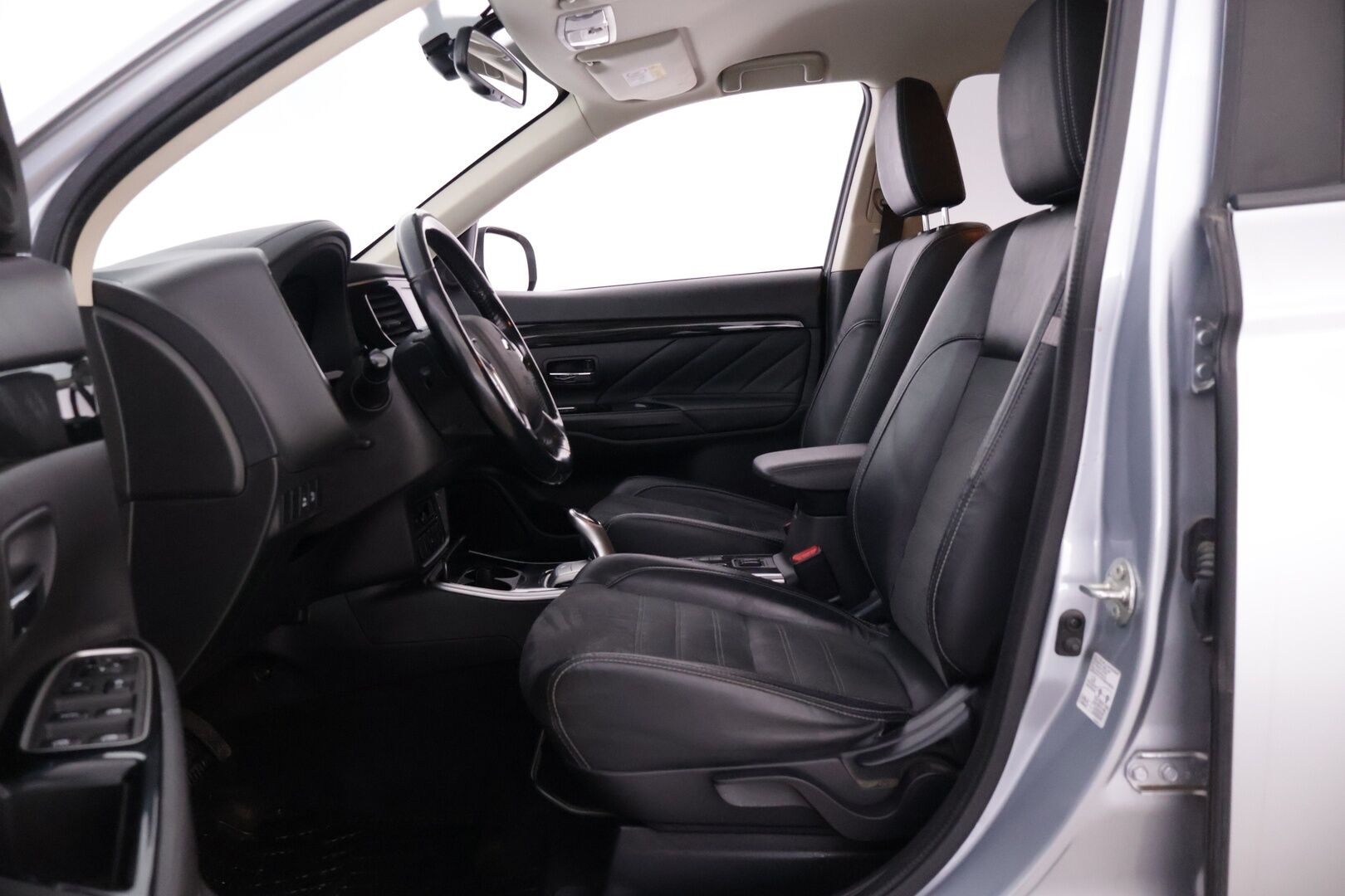 Mitsubishi OUTLANDER PHEV 2017 4WD 5P Intense Plus Business *Vetokoukku / Keyless Go / Vakkari / Nahka-alcantara* - 2X Hyvät renkaat / 2X Latauskaapelit / Juuri huollettu!