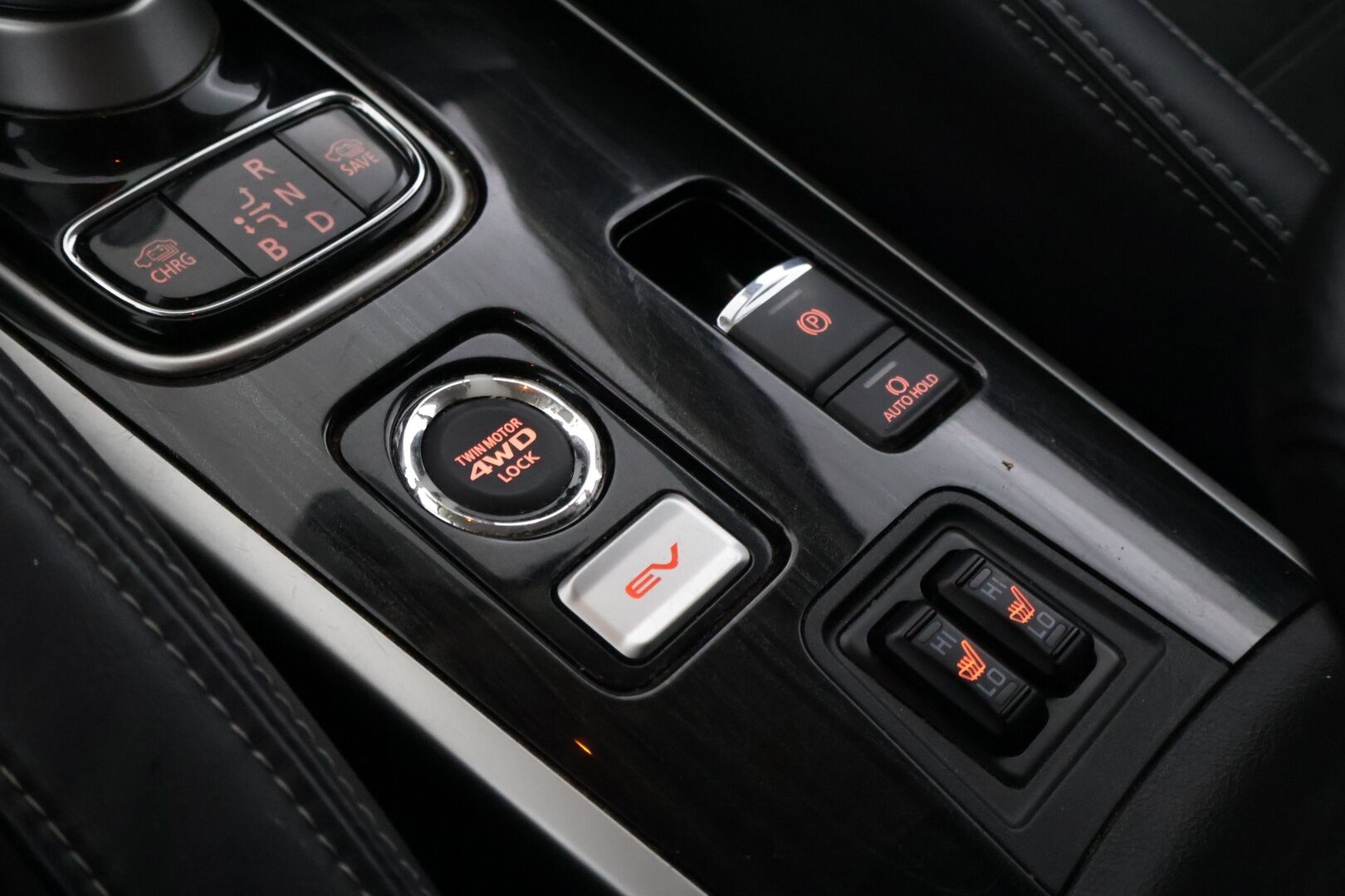 Mitsubishi OUTLANDER PHEV 2017 4WD 5P Intense Plus Business *Vetokoukku / Keyless Go / Vakkari / Nahka-alcantara* - 2X Hyvät renkaat / 2X Latauskaapelit / Juuri huollettu!