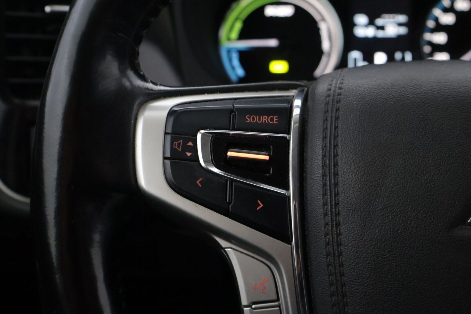 Mitsubishi OUTLANDER PHEV 2017 4WD 5P Intense Plus Business *Vetokoukku / Keyless Go / Vakkari / Nahka-alcantara* - 2X Hyvät renkaat / 2X Latauskaapelit / Juuri huollettu!