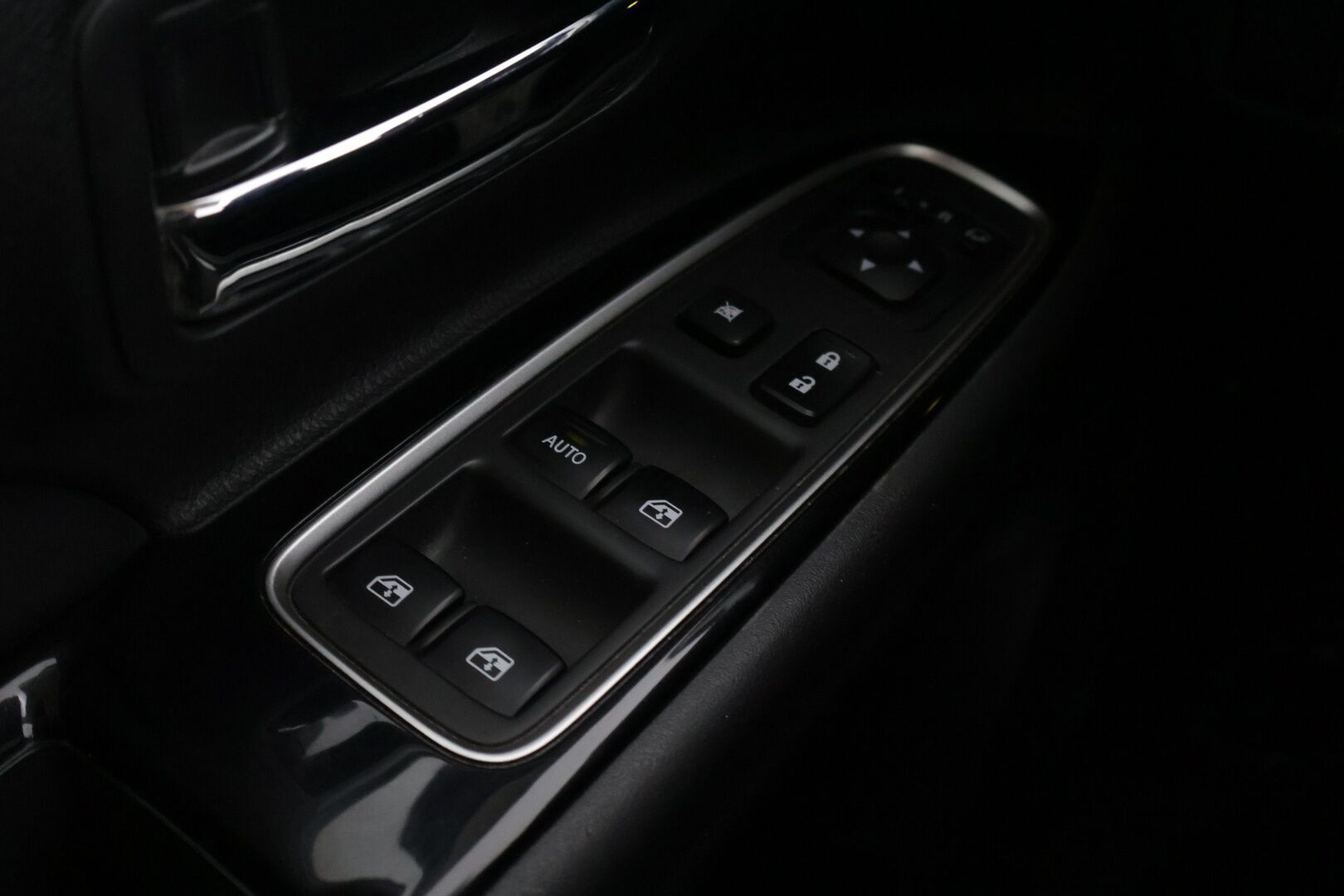 Mitsubishi OUTLANDER PHEV 2017 4WD 5P Intense Plus Business *Vetokoukku / Keyless Go / Vakkari / Nahka-alcantara* - 2X Hyvät renkaat / 2X Latauskaapelit / Juuri huollettu!