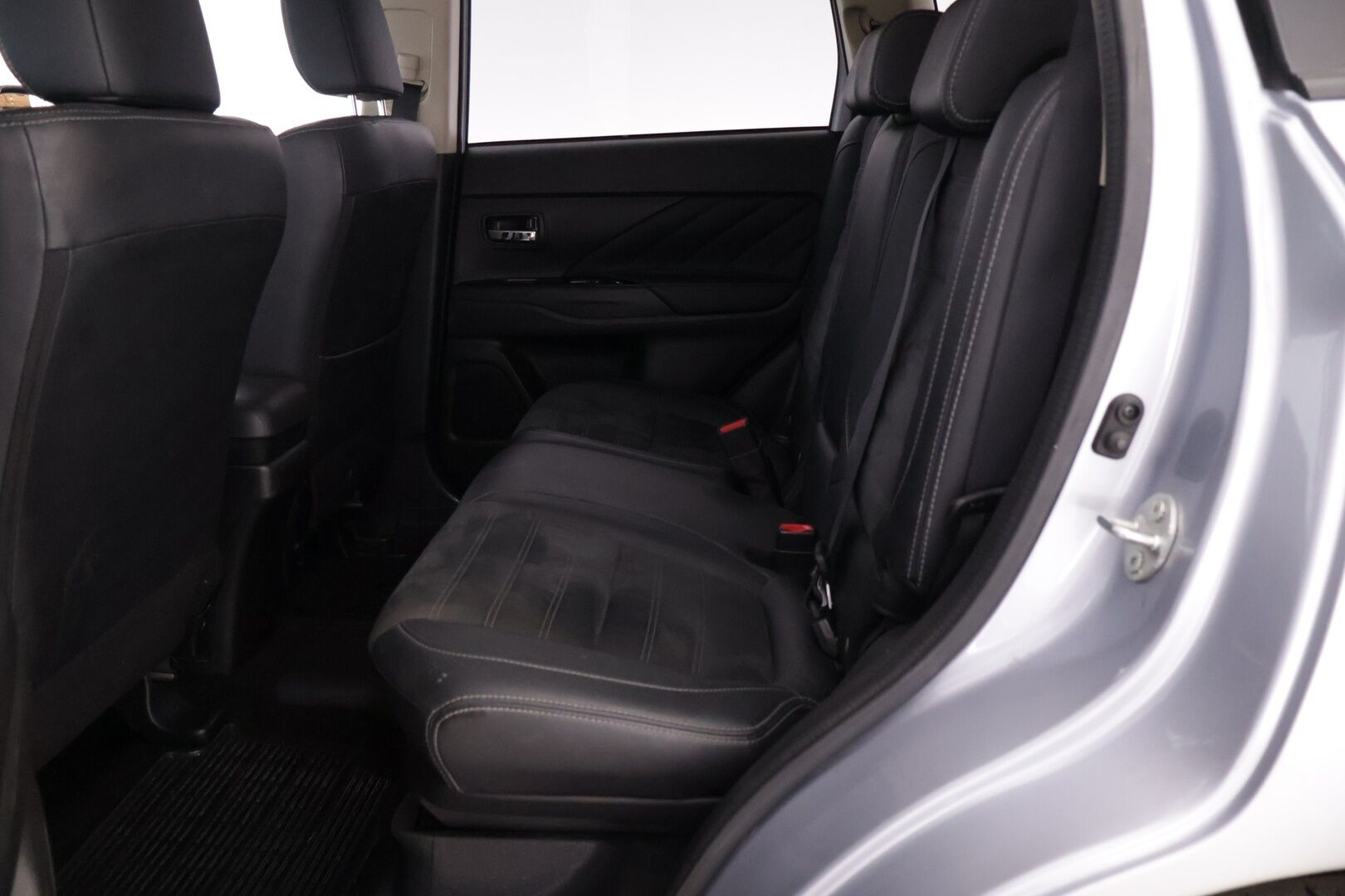 Mitsubishi OUTLANDER PHEV 2017 4WD 5P Intense Plus Business *Vetokoukku / Keyless Go / Vakkari / Nahka-alcantara* - 2X Hyvät renkaat / 2X Latauskaapelit / Juuri huollettu!