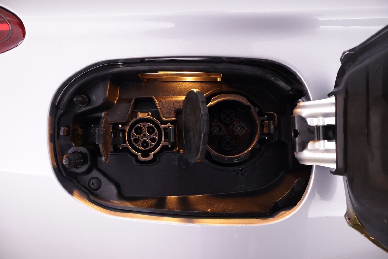 Mitsubishi OUTLANDER PHEV 2017 4WD 5P Intense Plus Business *Vetokoukku / Keyless Go / Vakkari / Nahka-alcantara* - 2X Hyvät renkaat / 2X Latauskaapelit / Juuri huollettu!