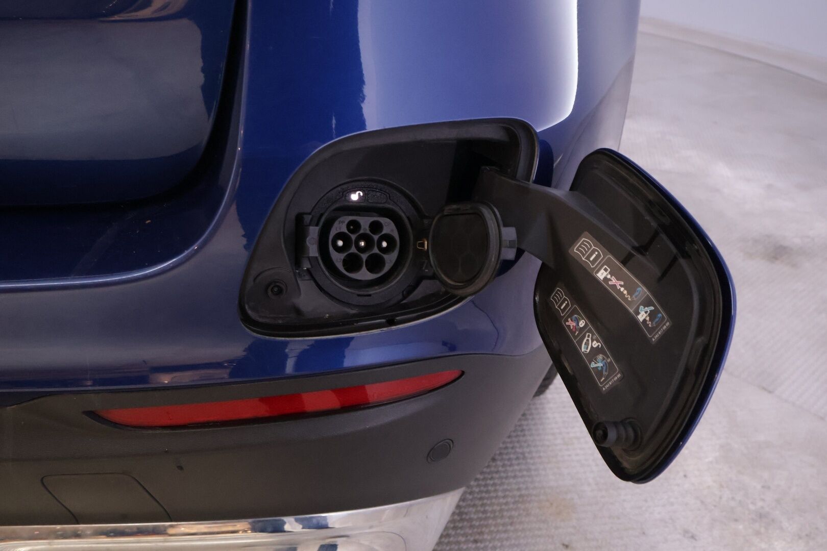 Mercedes-Benz GLC 2017 350 e 4Matic A Premium Business * Navi / Lisälämmitin / Koukku / Vakkari / Osanahat* - Juuri huollettu / Kahdet alumiinivanteet - HULLUT AVAJAISHULINAT KORKOTARJOUS 3,29 %