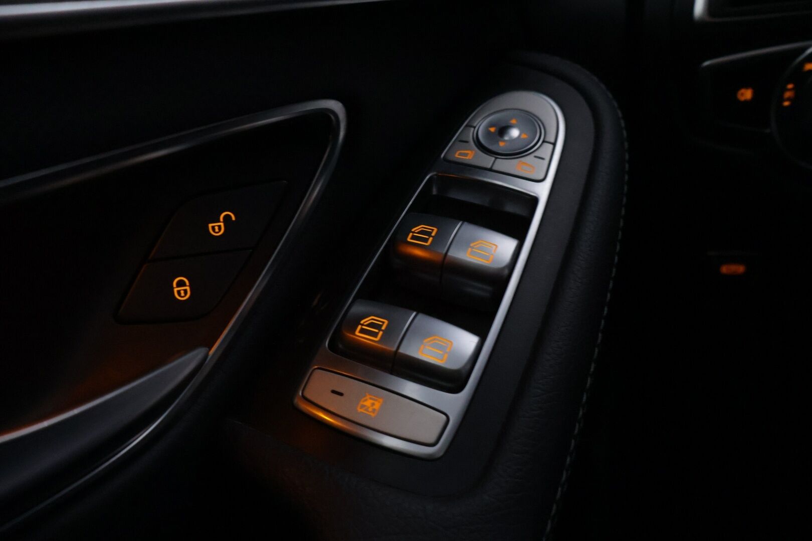 Mercedes-Benz GLC 2017 350 e 4Matic A Premium Business * Navi / Lisälämmitin / Koukku / Vakkari / Osanahat* - Juuri huollettu / Kahdet alumiinivanteet - HULLUT AVAJAISHULINAT KORKOTARJOUS 3,29 %