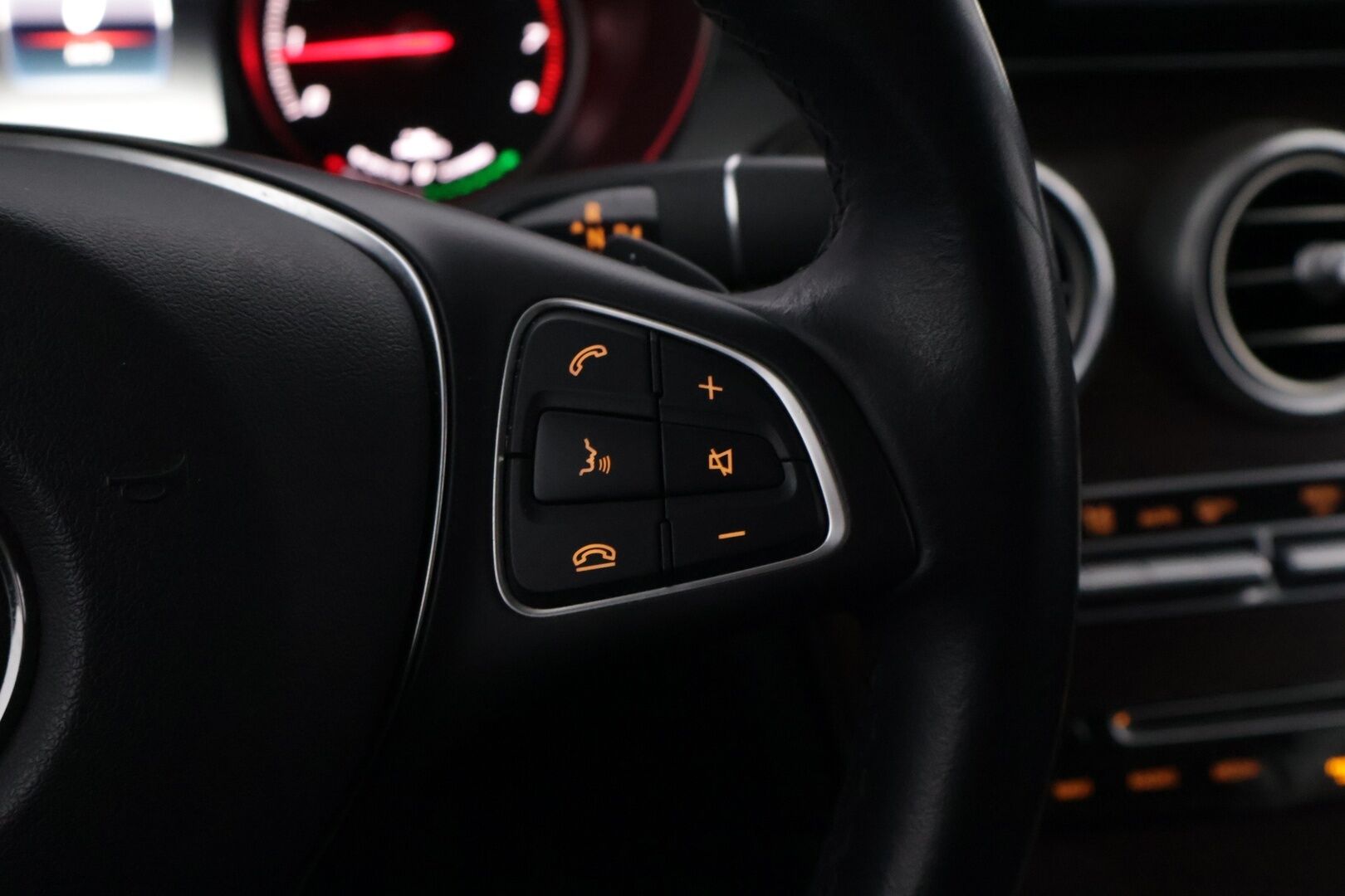 Mercedes-Benz GLC 2017 350 e 4Matic A Premium Business * Navi / Lisälämmitin / Koukku / Vakkari / Osanahat* - Juuri huollettu / Kahdet alumiinivanteet - HULLUT AVAJAISHULINAT KORKOTARJOUS 3,29 %