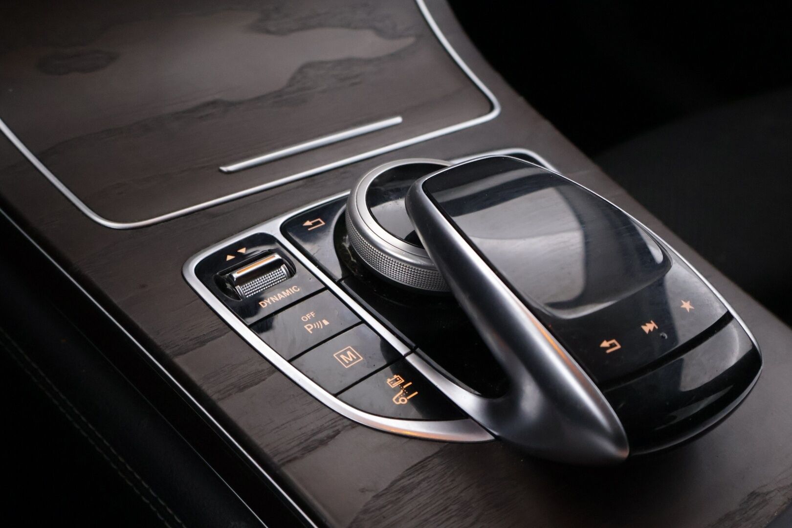 Mercedes-Benz GLC 2017 350 e 4Matic A Premium Business * Navi / Lisälämmitin / Koukku / Vakkari / Osanahat* - Juuri huollettu / Kahdet alumiinivanteet - HULLUT AVAJAISHULINAT KORKOTARJOUS 3,29 %