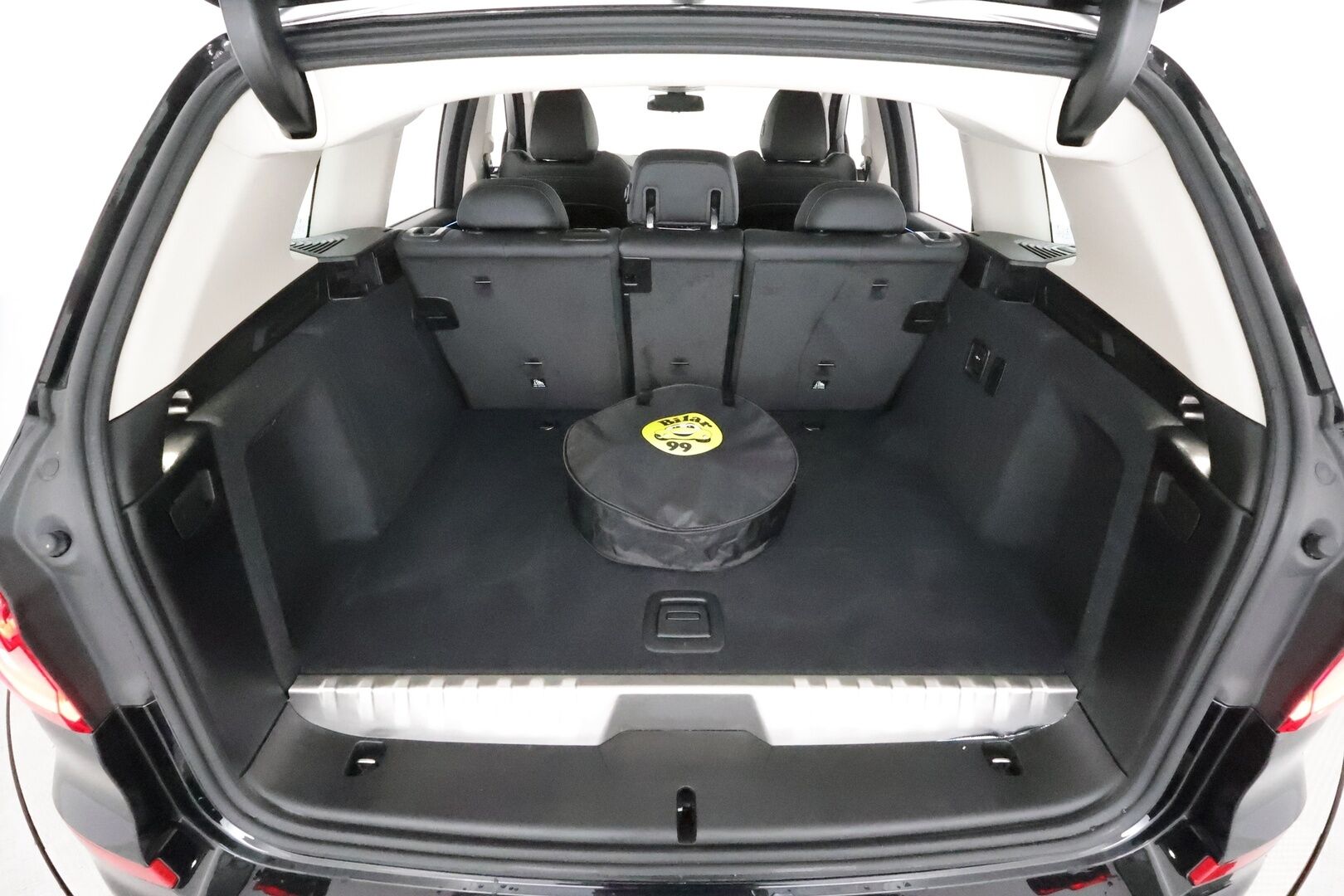 BMW X3 2021 G01 xDrive 30e A Charged Edition xLine **Vakkari / Hifit / Sporttipenkit / LED / Navi / Digimittaristo** - 3,99 % KORKOTARJOUS TÄHÄN AUTOON 31.8. ASTI! - 1.Om Suomi-auto / Akku kuntotarkastettu / Kahdet renkaat aluvanteilla / Merkkihuollettu / Kaarrevalot / Puolinahat
