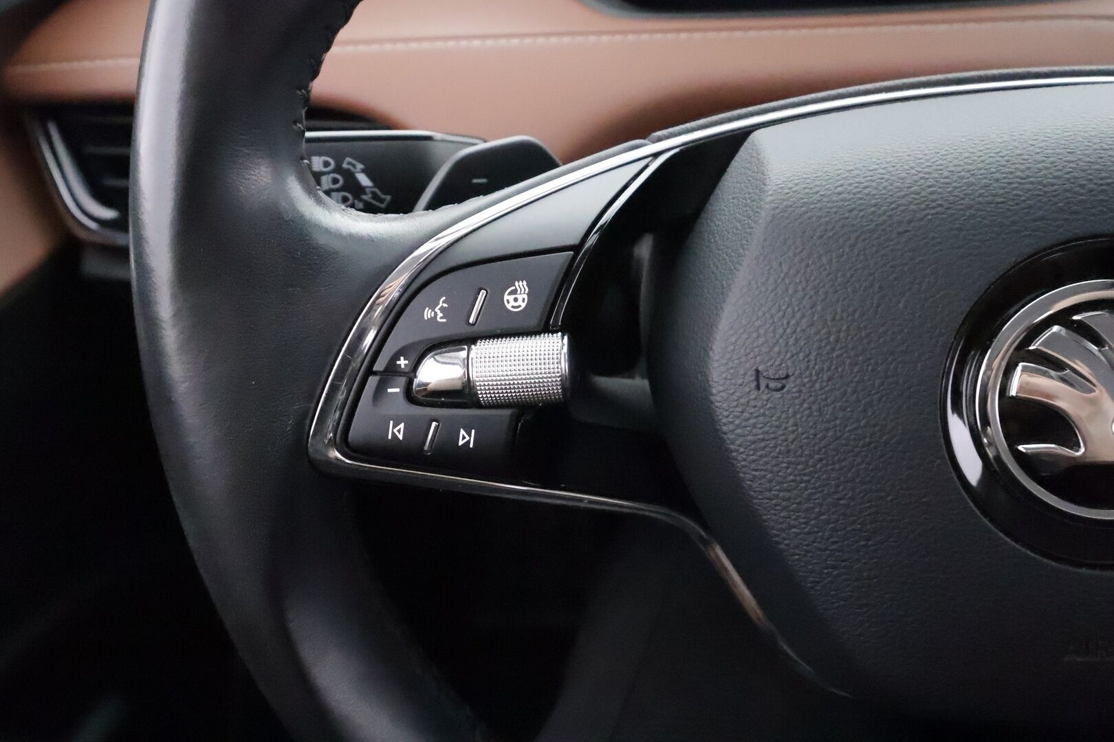 Skoda Enyaq 2021 60 "125 EDITION" iV - | ACC | ILP | Koukku | Matrix-LED | Muistipenkki | P.Kamera | Ratinlämmitys | Keyless | Apple&Android | Suomi-auto | Kahdet Renkaat |