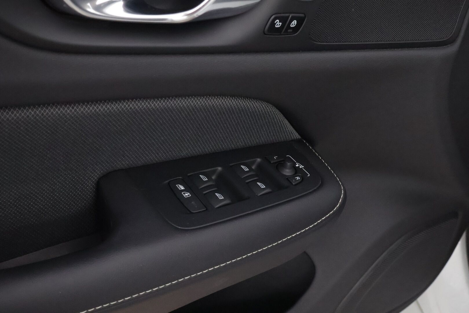 Volvo V60 2021 T6 TwE AWD Business R-Design aut * Webasto / Adapt.Vakkari / Peruutuskamera / Koukku / Full LED / Nahka-Alcantara / Muistipenkki - Suomiauto / Merkkihuollot / R-Design / Upea / Juuri tullut Tampereelle! - HULLUT AVAJAISHULINAT KORKOTARJOUS 3,29 %