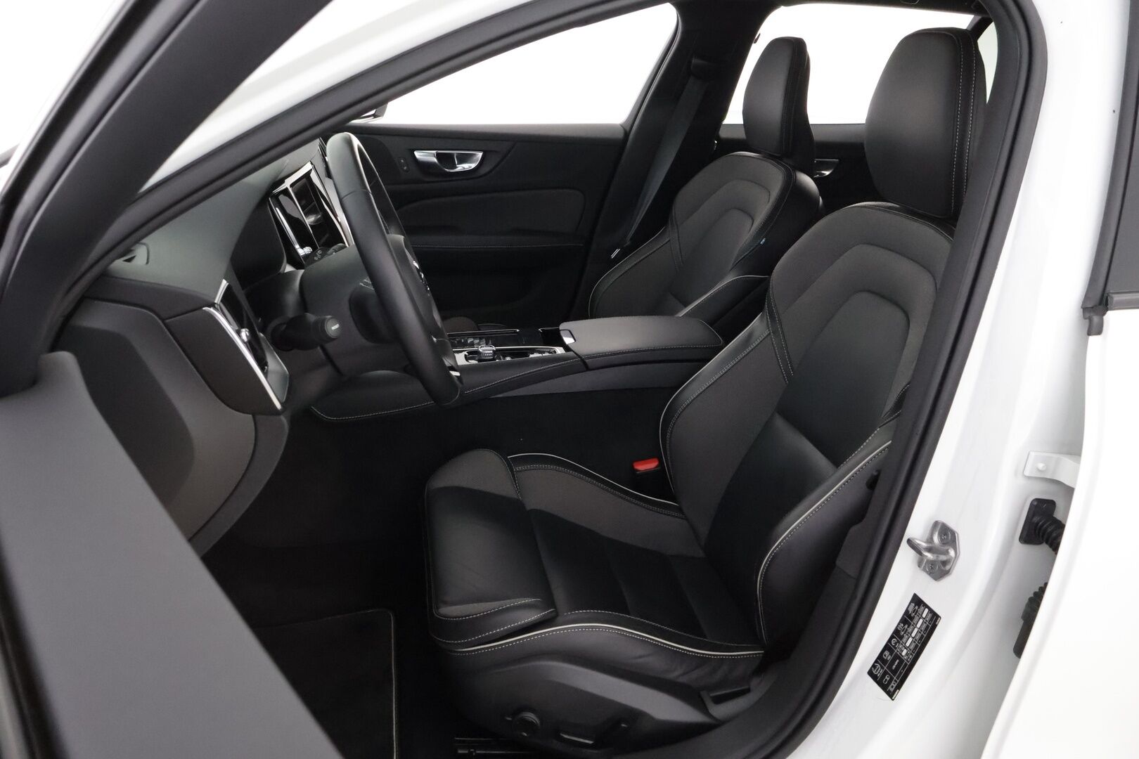 Volvo V60 2021 T6 TwE AWD Business R-Design aut * Webasto / Adapt.Vakkari / Peruutuskamera / Koukku / Full LED / Nahka-Alcantara / Muistipenkki - Suomiauto / Merkkihuollot / ALV / Upea / Juuri tullut Tampereelle!