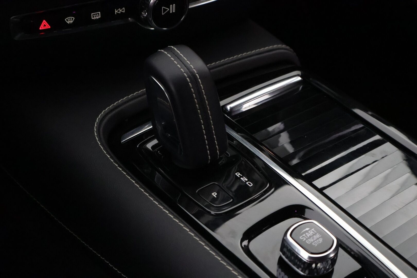 Volvo V60 2021 T6 TwE AWD Business R-Design aut * Webasto / Adapt.Vakkari / Peruutuskamera / Koukku / Full LED / Nahka-Alcantara / Muistipenkki - Suomiauto / Merkkihuollot / ALV / Upea / Juuri tullut Tampereelle!