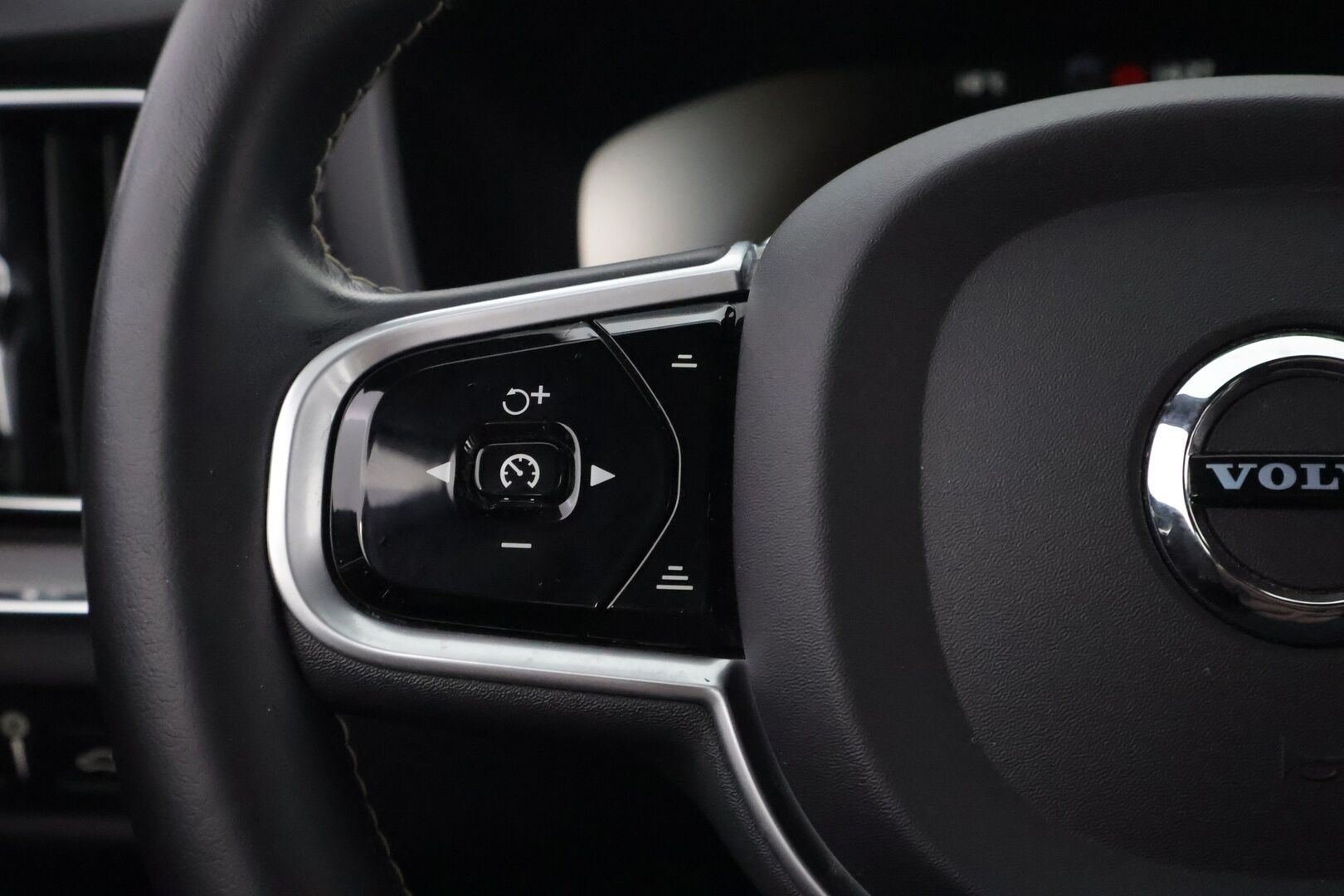 Volvo V60 2021 T6 TwE AWD Business R-Design aut * Webasto / Adapt.Vakkari / Peruutuskamera / Koukku / Full LED / Nahka-Alcantara / Muistipenkki - Suomiauto / Merkkihuollot / R-Design / Upea / Juuri tullut Tampereelle! - HULLUT AVAJAISHULINAT KORKOTARJOUS 3,29 %