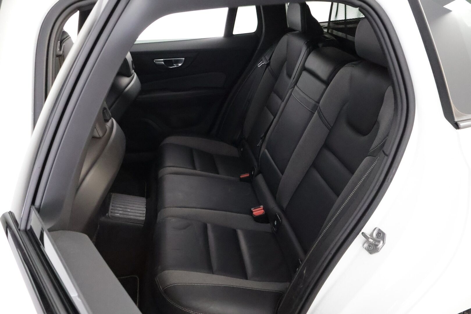 Volvo V60 2021 T6 TwE AWD Business R-Design aut * Webasto / Adapt.Vakkari / Peruutuskamera / Koukku / Full LED / Nahka-Alcantara / Muistipenkki - Suomiauto / Merkkihuollot / R-Design / Upea / Juuri tullut Tampereelle! - HULLUT AVAJAISHULINAT KORKOTARJOUS 3,29 %