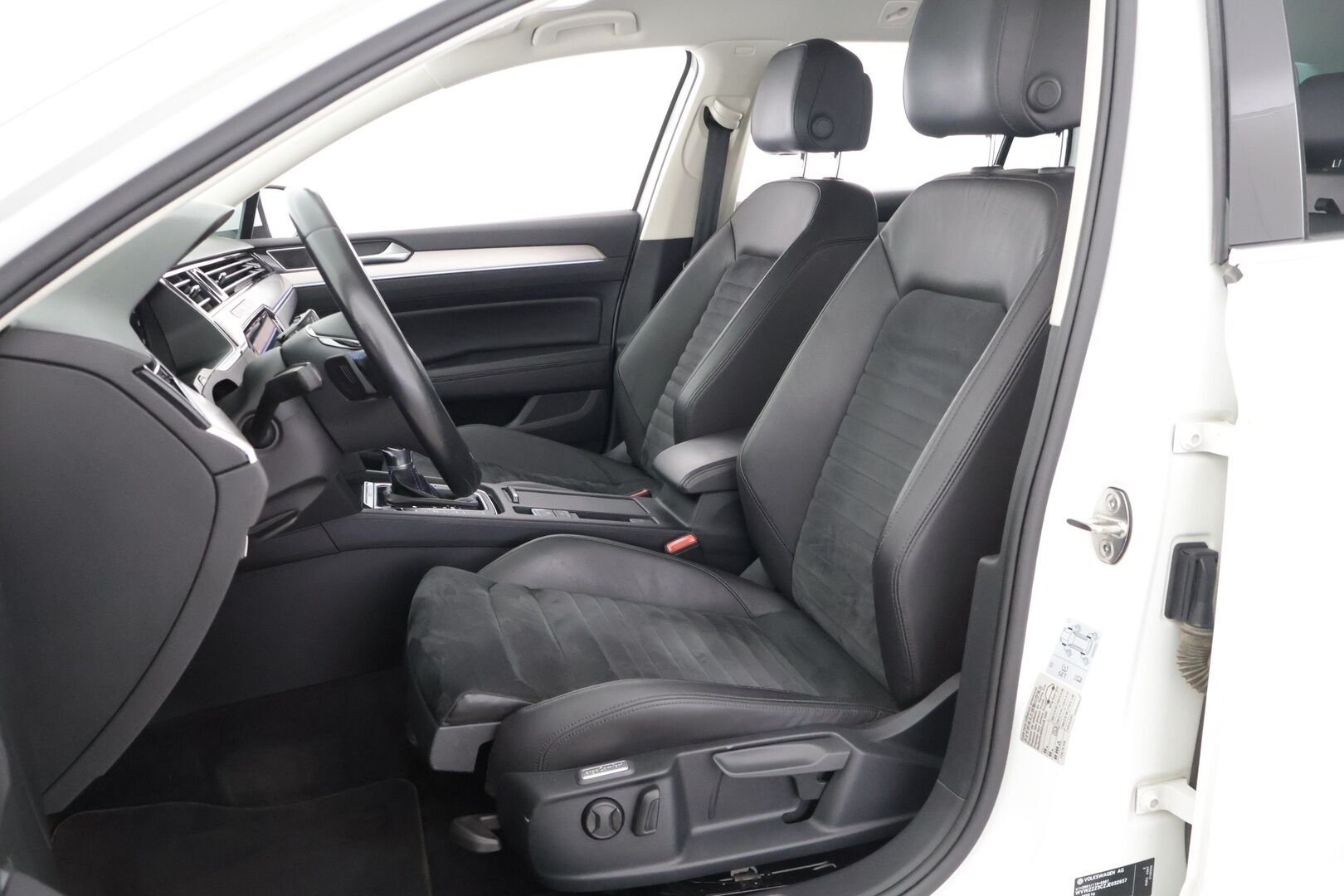 Volkswagen Passat 2018 GTE Plug-In Hybrid (218 hv) * Digimittaristo / ACC / P.Kamera / Vetokoukku / KeylessGo / CarPlay* - *Käytännöllinen / Tilava / Perheauto* - HULLUT JOULUT KORKOTARJOUS 2,49% 