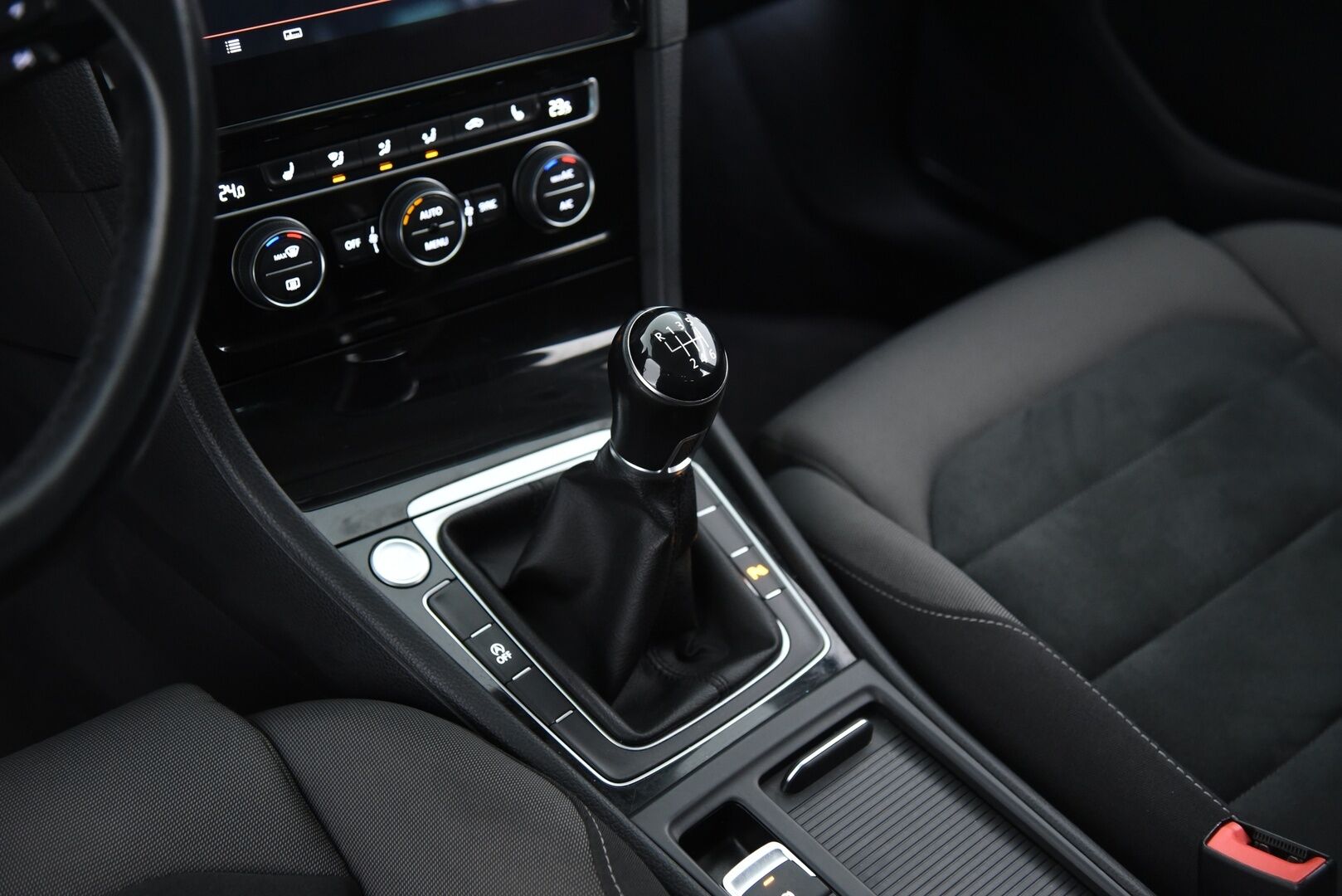 Volkswagen Golf 2018 Variant Highline 1,5 TSI EVO 96 kW * Adapt. vakkari / P.tutkat / AppConnect / Ambient Light * - LED / Jakohihna tehty! / Kangas-alcantara - HULLUT AVAJAISHULINAT KORKOTARJOUS 3,29 %