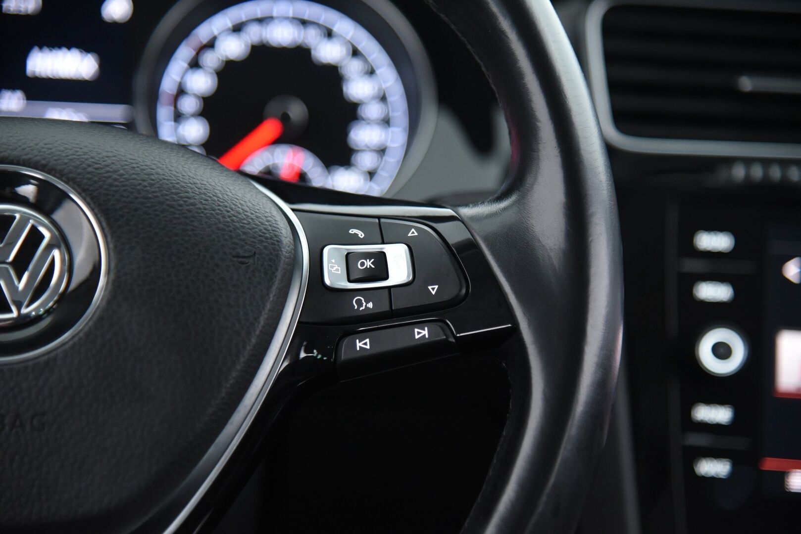 Volkswagen Golf 2018 Variant Highline 1,5 TSI EVO 96 kW * Adapt. vakkari / P.tutkat / AppConnect / Ambient Light * - LED / Jakohihna tehty! / Kangas-alcantara - HULLUT AVAJAISHULINAT KORKOTARJOUS 3,29 %