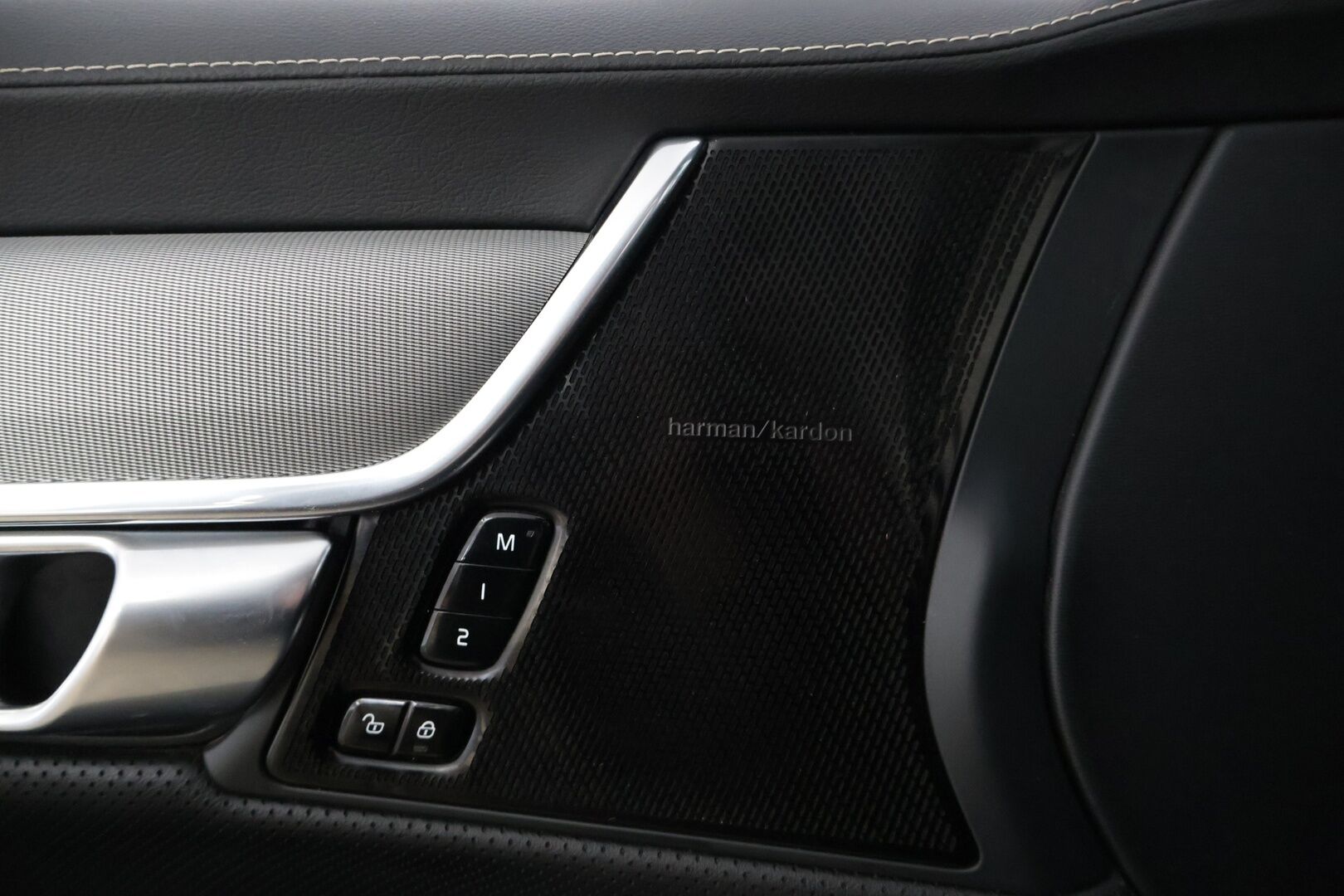 Volvo V90 2019 T8 AWD R-Design aut *Webasto / ACC / HUD / Panorama / H&K / BLIS / 360-Kamera / NAVI / Muistipenkit / Ratinlämmitin* - *Jakopää tehty / 2x renkaat / Penkinlämmittimet edessä ja takana / Törkykamoilla*