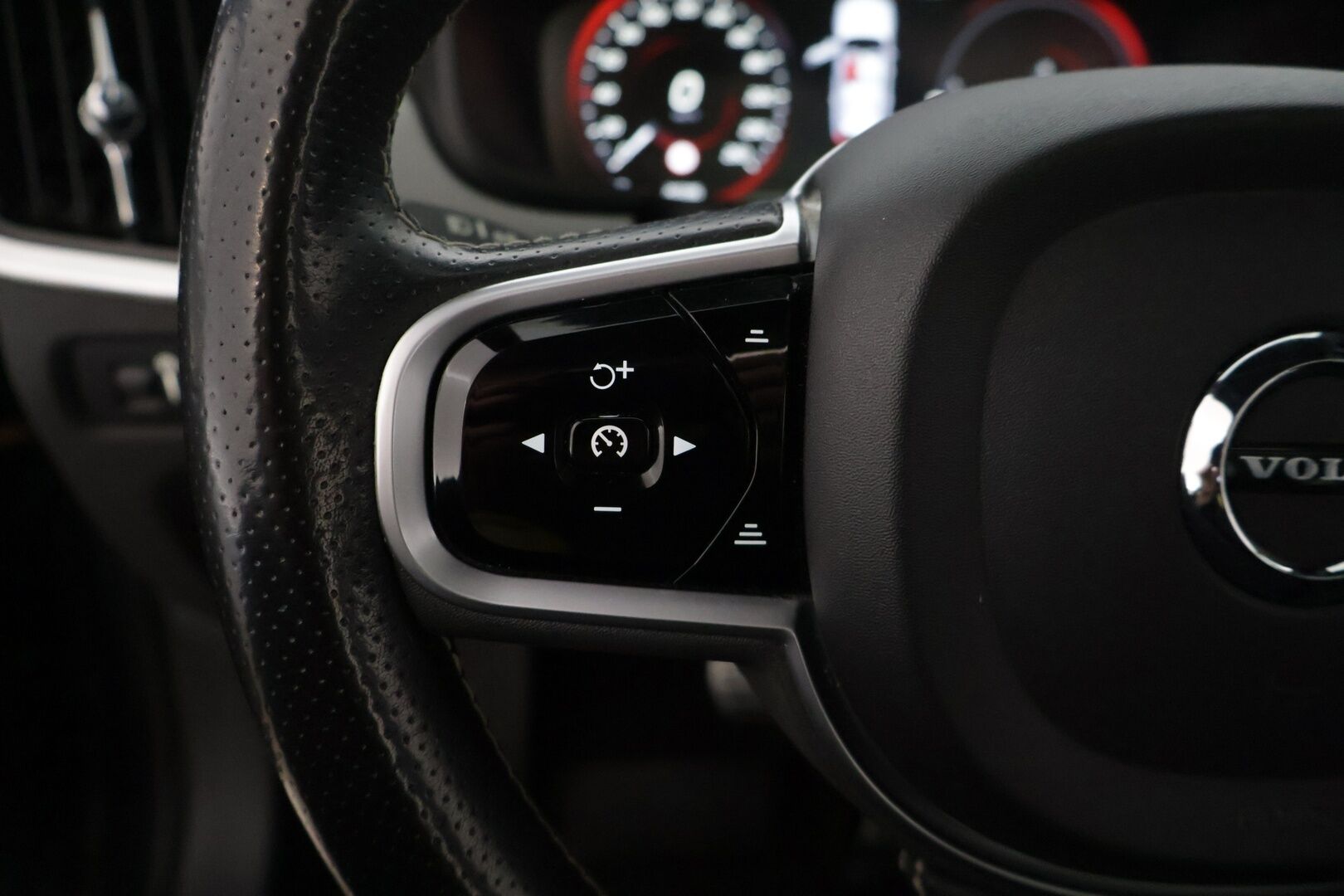 Volvo V90 2019 T8 AWD R-Design aut *Webasto / ACC / HUD / Panorama / H&K / BLIS / 360-Kamera / NAVI / Muistipenkit / Ratinlämmitin* - *Jakopää tehty / 2x renkaat / Penkinlämmittimet edessä ja takana / Törkykamoilla*