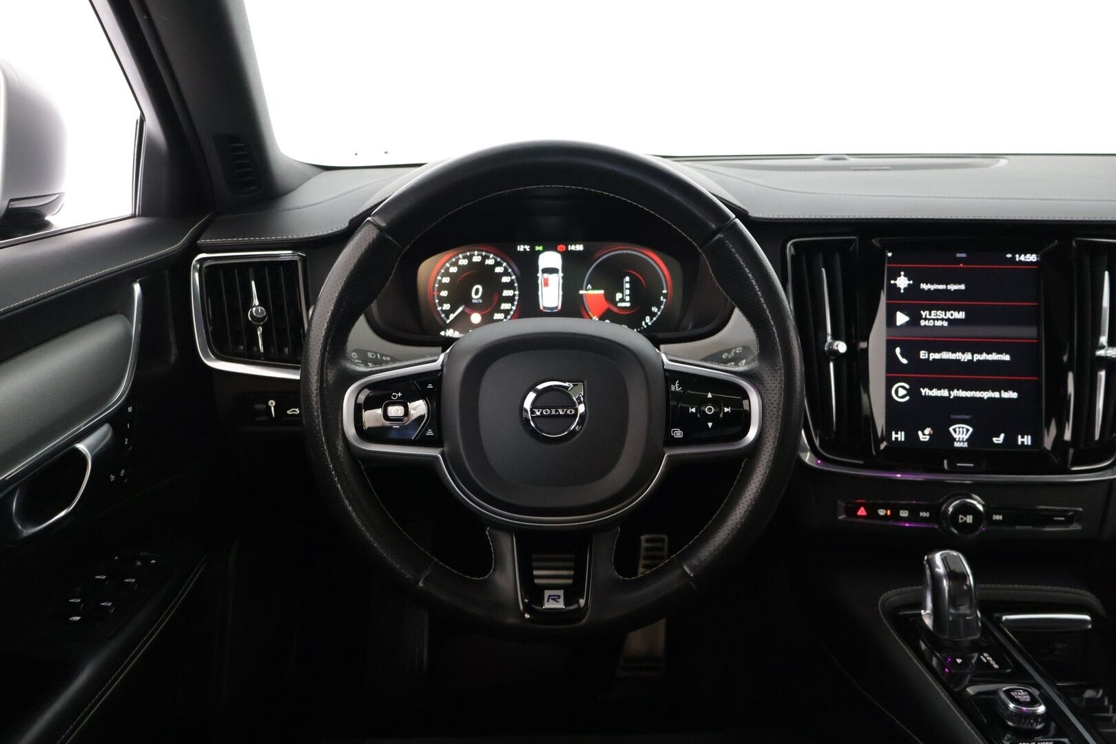 Volvo V90 2019 T8 AWD R-Design aut *Webasto / ACC / HUD / Panorama / H&K / BLIS / 360-Kamera / NAVI / Muistipenkit / Ratinlämmitin* - *Jakopää tehty / 2x renkaat / Penkinlämmittimet edessä ja takana / Törkykamoilla*