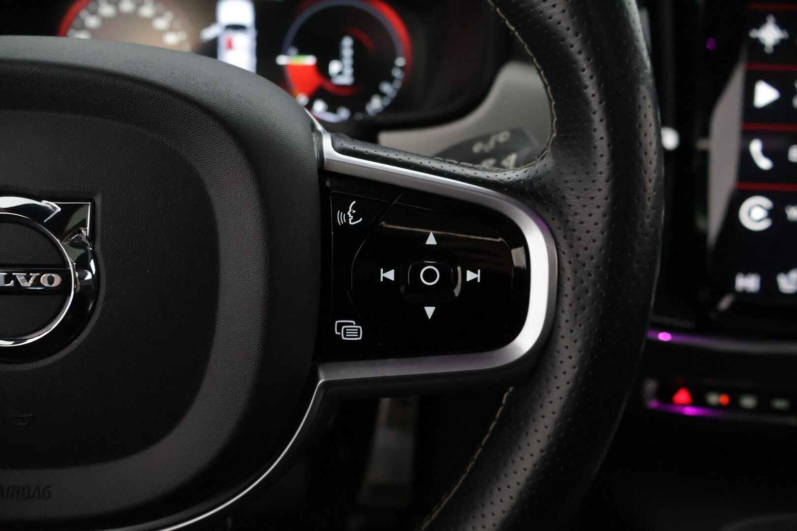 Volvo V90 2019 T8 AWD R-Design aut *Webasto / ACC / HUD / Panorama / H&K / BLIS / 360-Kamera / NAVI / Muistipenkit / Ratinlämmitin* - Jakopää tehty / 2x Renkaat / Penkinlämmittimet edessä ja takana - HULLUT AVAJAISHULINAT KORKOTARJOUS 3,29 %